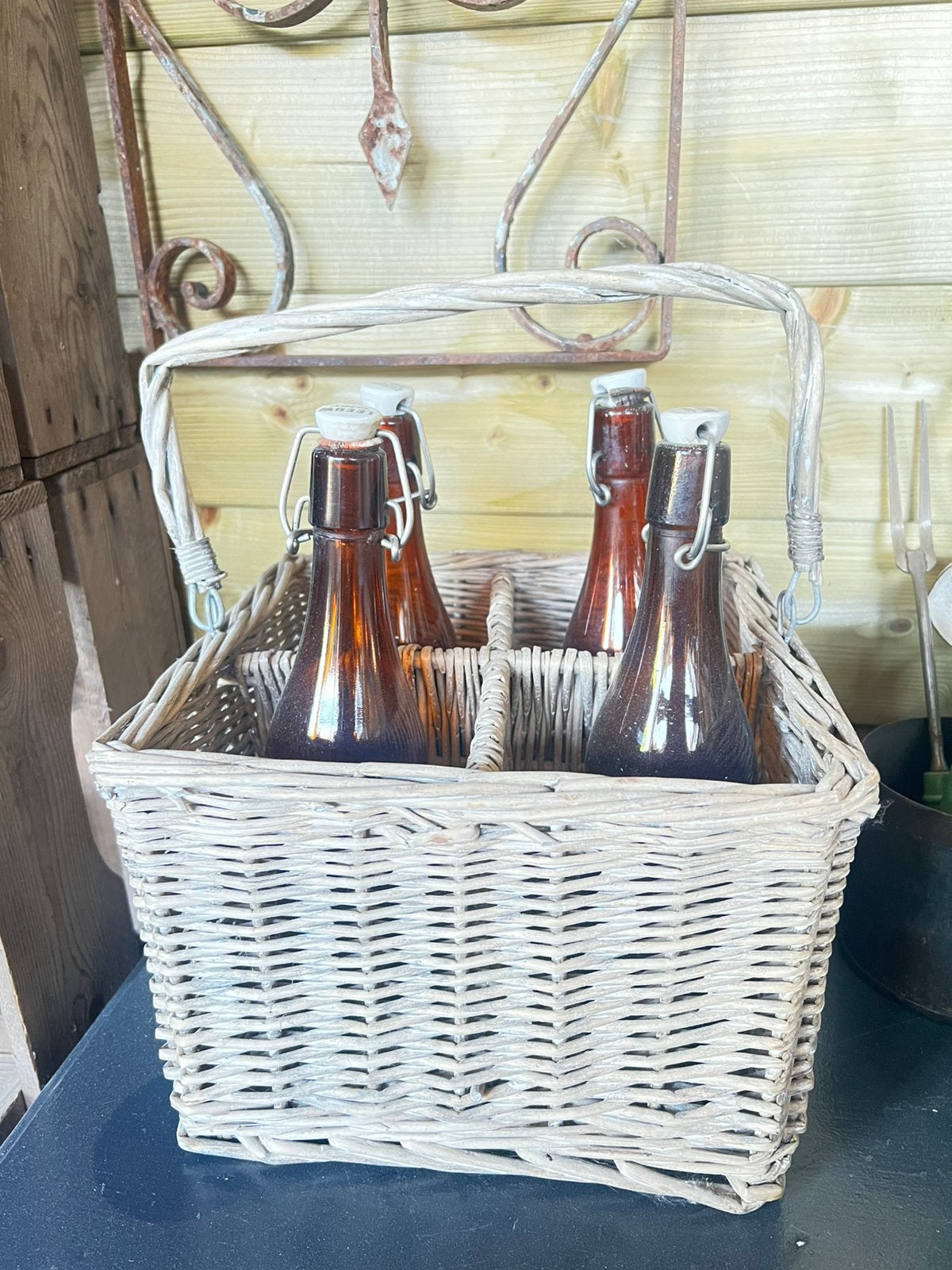 Rieten flessenmand met 4 oude Leeuw bier beugelflessen, Ophalen, Mand, Zo goed als nieuw, Met hengsel