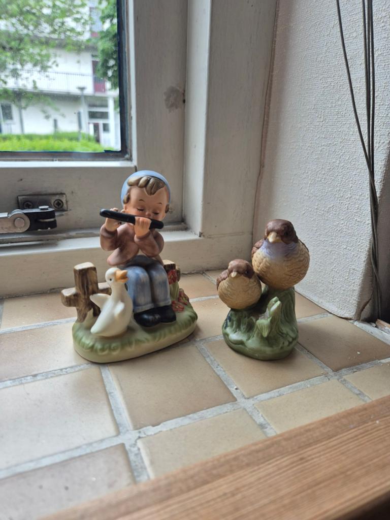 Vintage porseleinen beeldjes: jongen met fluit en vogels, Ophalen