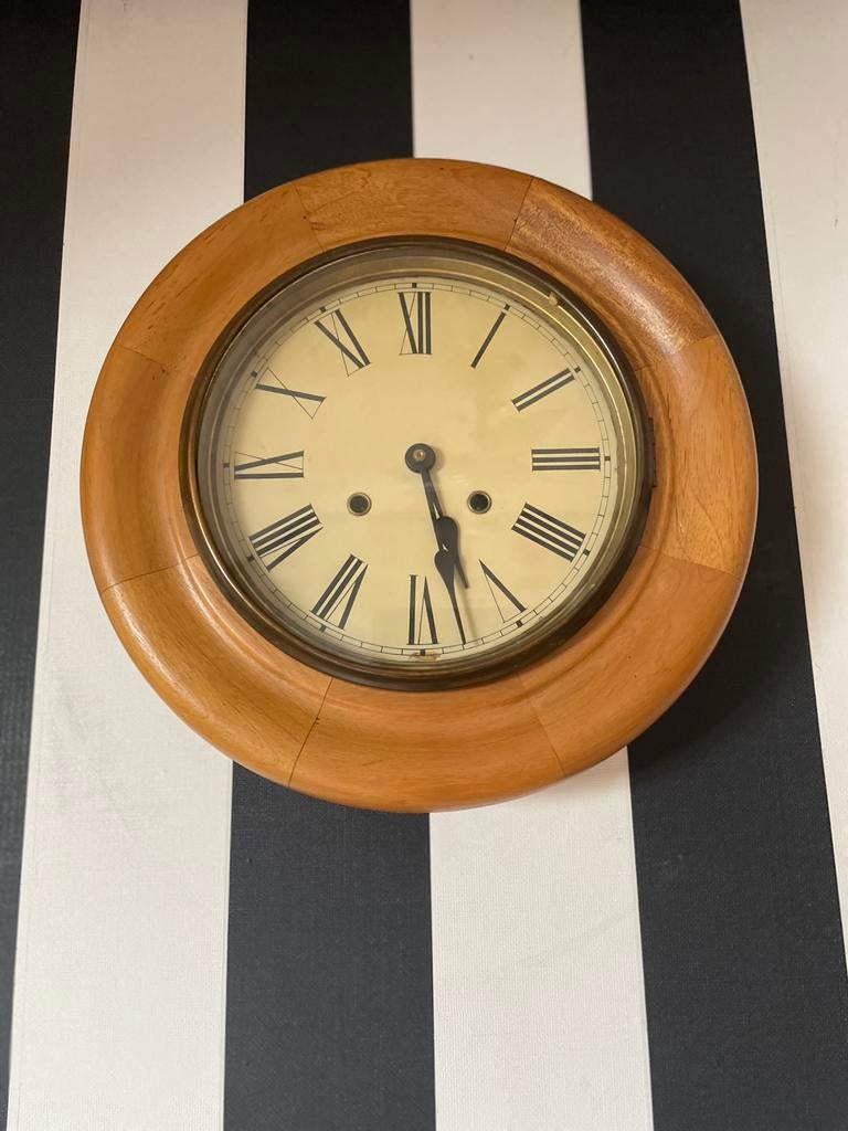 Vintage , mooie werkende oude eiken schoolklok, Ophalen of Verzenden