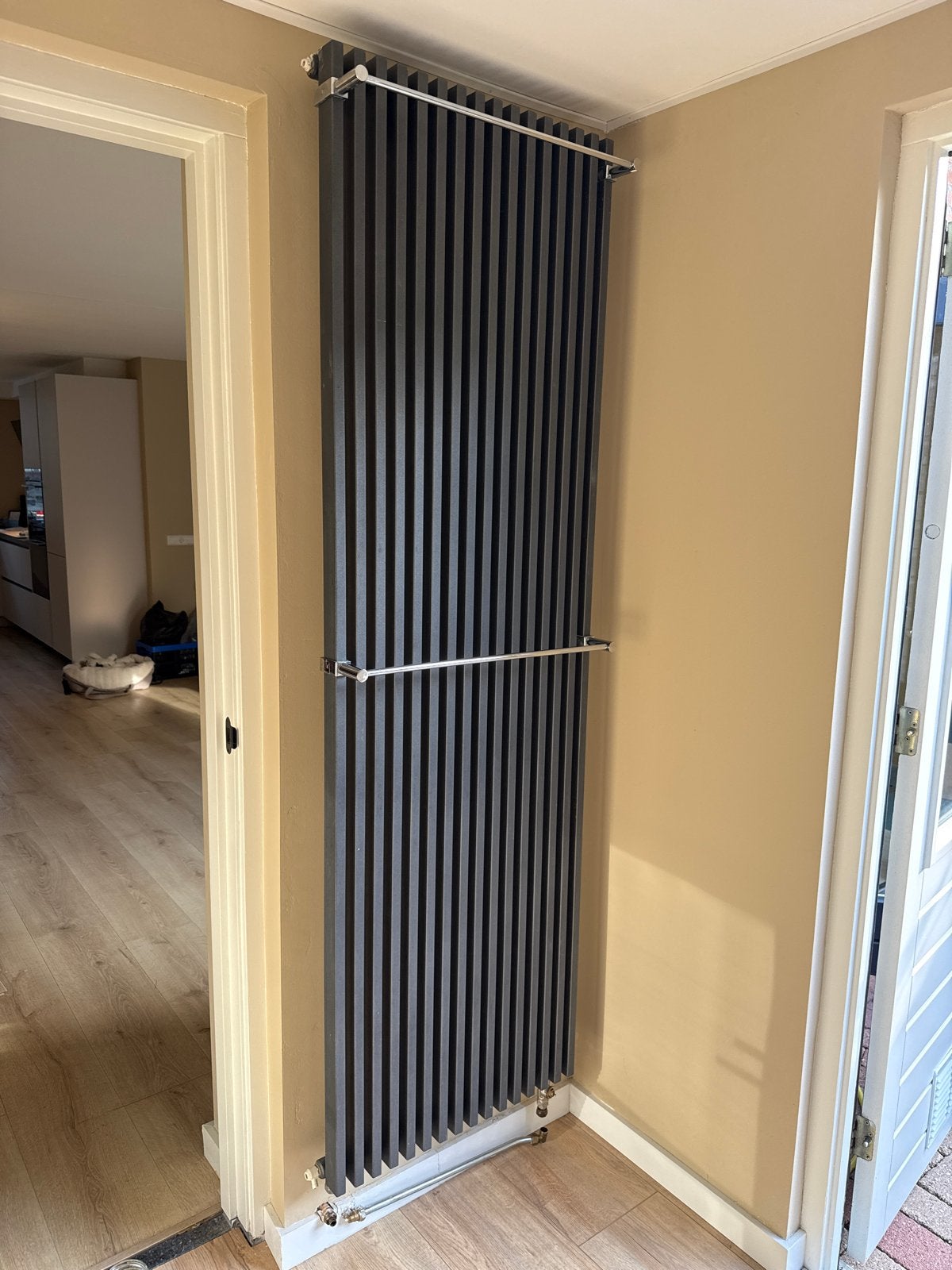 Moderne verticale radiator, antraciet, zo goed als nieuw, Doe-het-zelf en Verbouw, Ophalen, Radiator, Zo goed als nieuw, 60 tot 150 cm