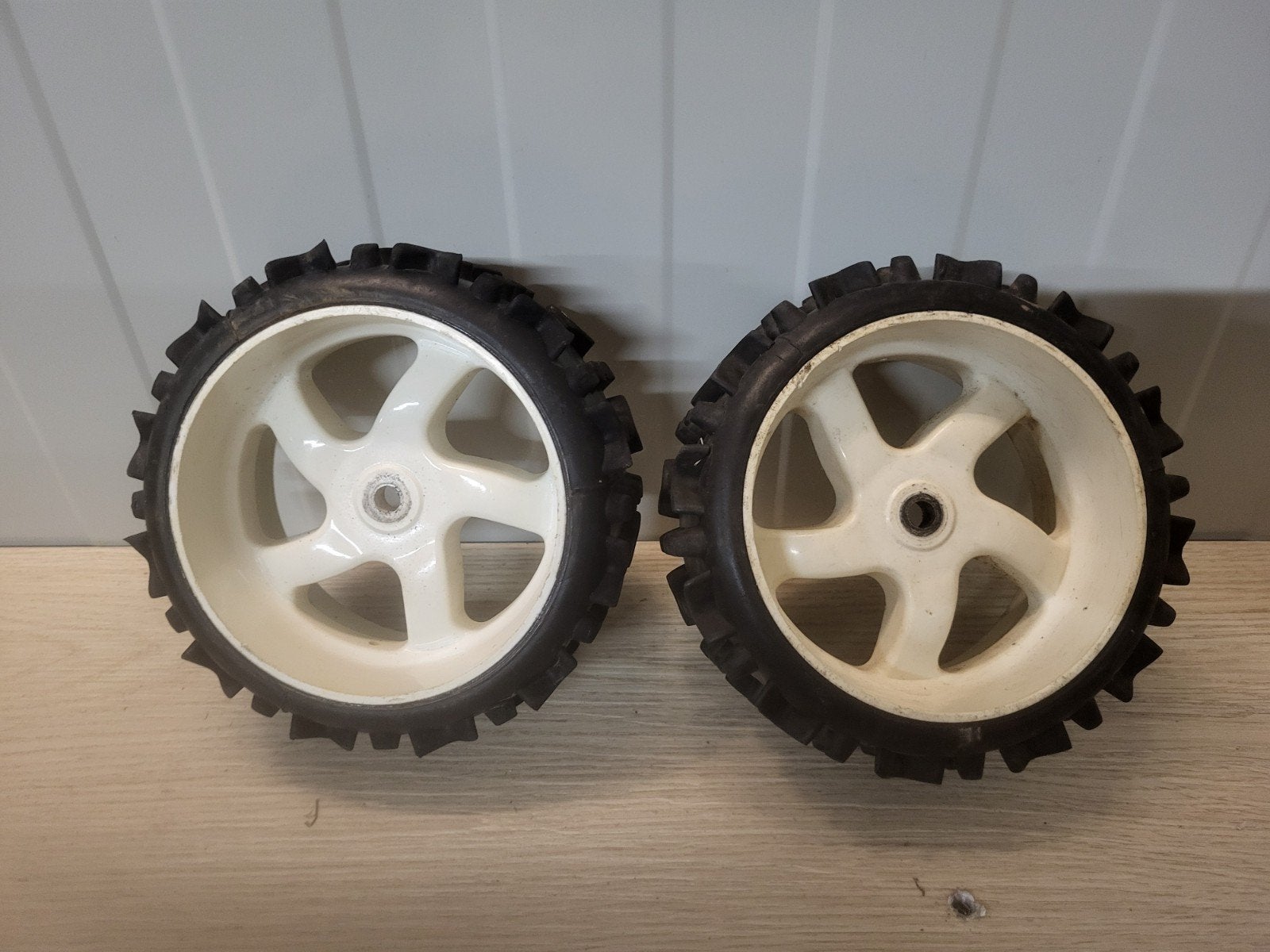 2x fg wielen, Ophalen of Verzenden, Overige schalen, Benzine, Onderdeel