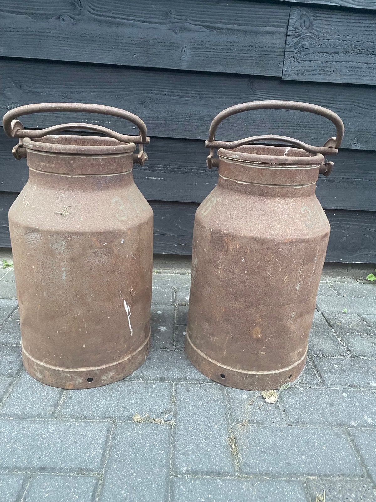 Set van 2 Antieke Roestige Melkbussen - Decoratief, Ophalen