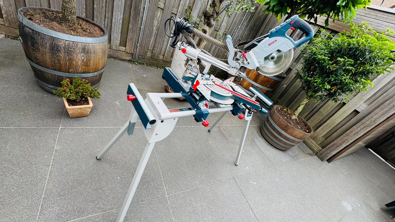 Bosch GCM 8 SJL Afkortzaag met GTA 2600 onderstel, Ophalen, 70 mm of meer, Zo goed als nieuw, Afkortzaag
