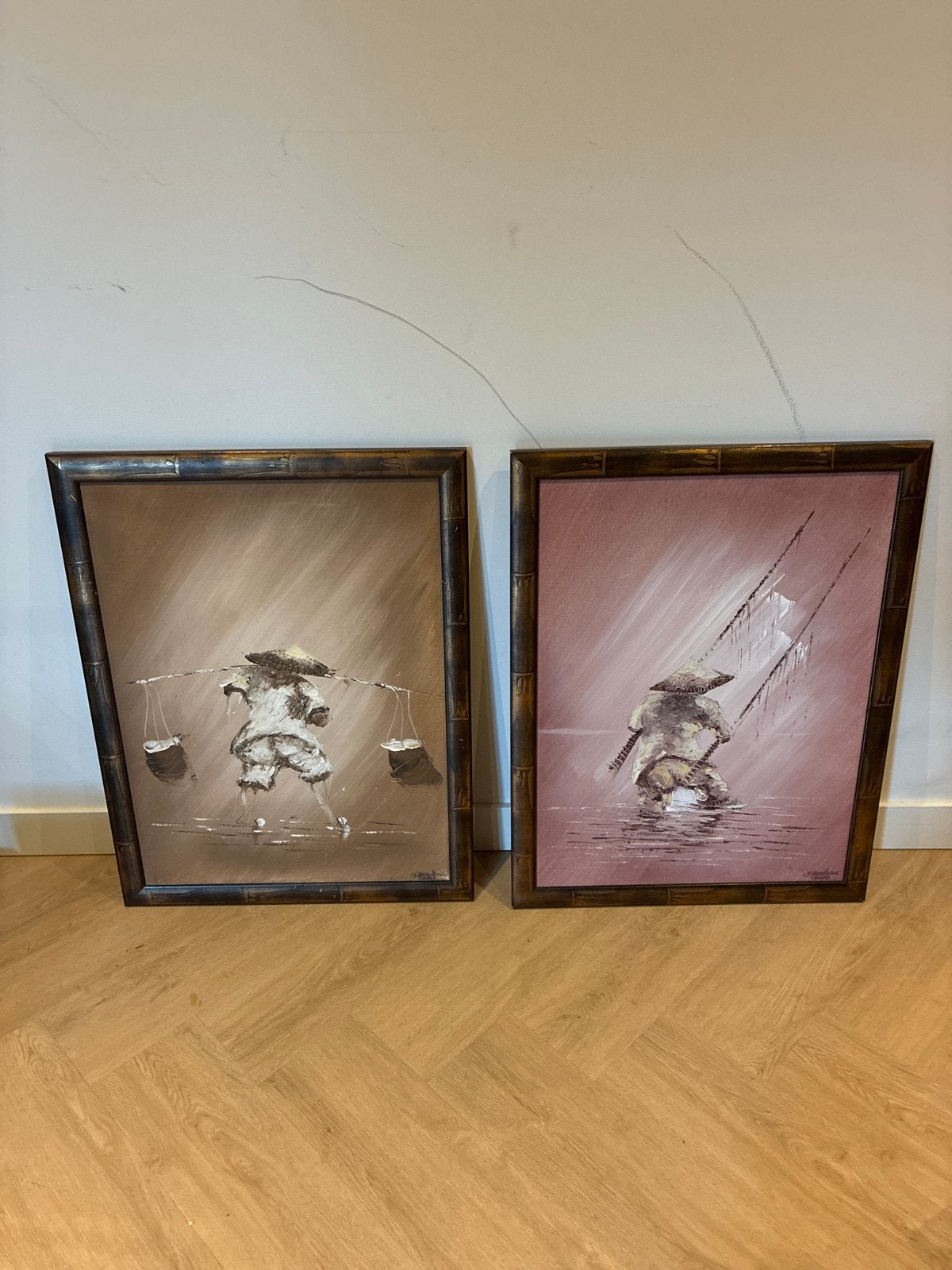 Set van 2 schilderijen: Aziatische figuren met draagstok, Ophalen, Figuren, Ingelijst, Olieverf