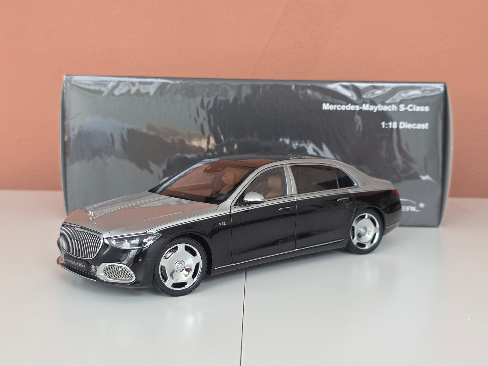 Almost Real Maybach S680 1:18 Diecast Model - zwart / zilver, Ophalen of Verzenden, Zo goed als nieuw
