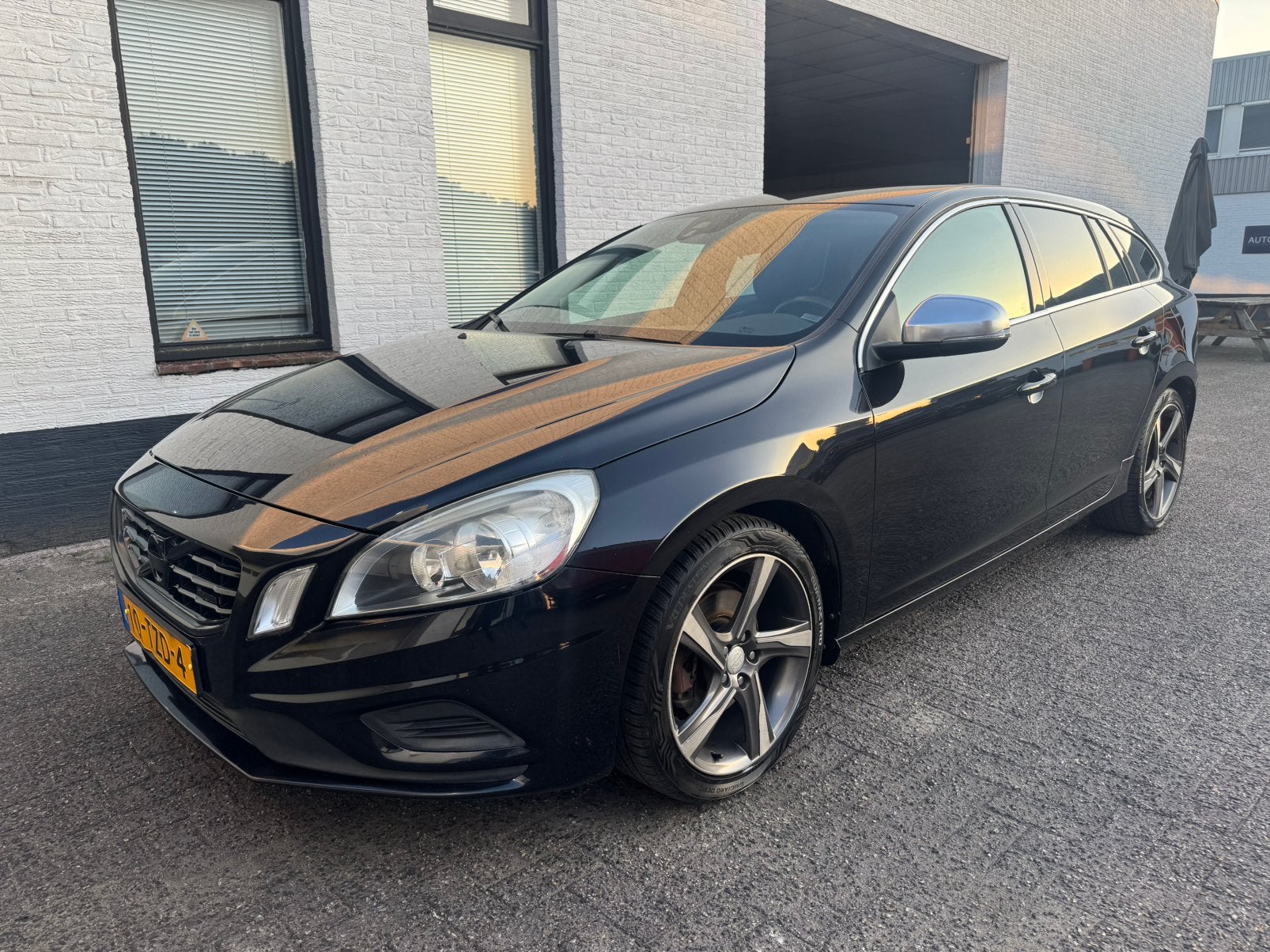 Volvo V60 T3 R-design 150pk Start/stop 2012 Zwart, Auto's, Volvo, Voorwielaandrijving, Zwart, 4 cilinders, Leder en Stof