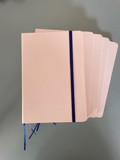 witte gelinieerde notitieboekjes met blauw lint en elastiek, Ophalen of Verzenden, Nieuw, A5