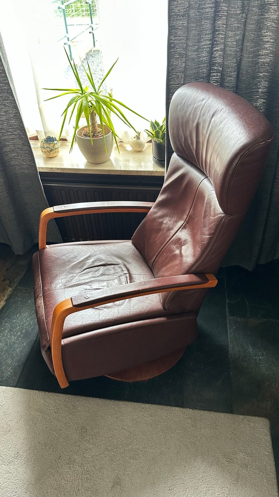 Leren relaxfauteuil met houten armleuningen, Ophalen, Gebruikt, Leer, 75 tot 100 cm