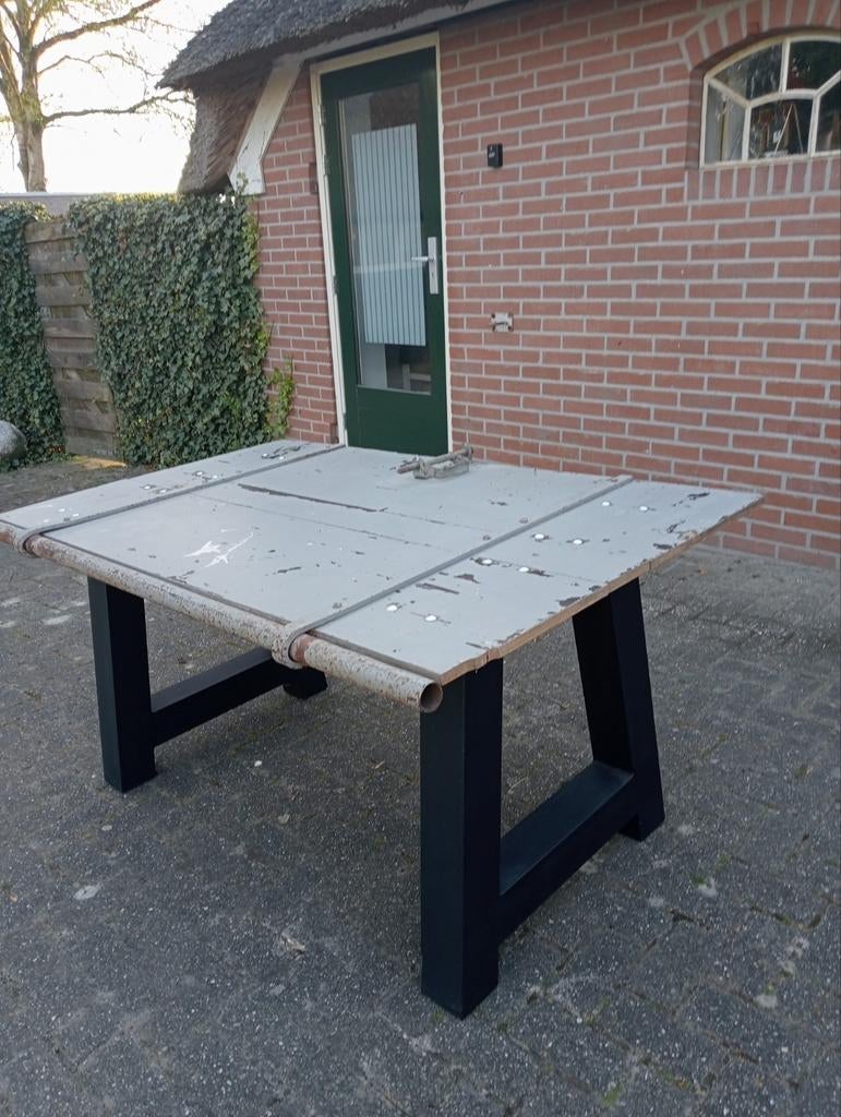 Unieke robuuste tafel van gerecycled materiaal, Huis en Inrichting, Ophalen, Gebruikt, 100 tot 150 cm, Overige materialen