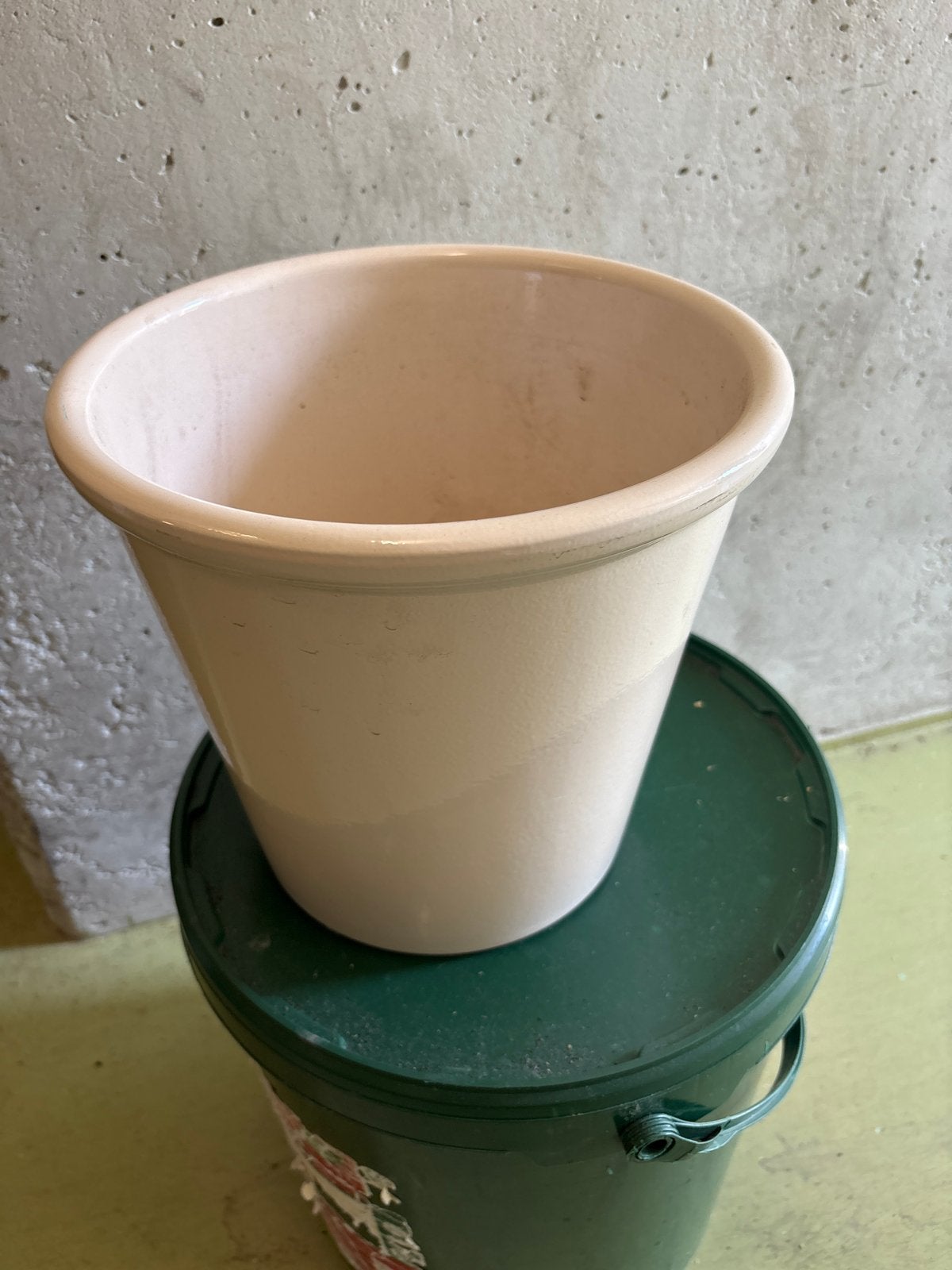 Crèmekleurige bloempot van aardewerk, 23 cm hoog, Tuin en Terras, Bloempotten, 25 tot 40 cm, Gebruikt, Rond, Binnen