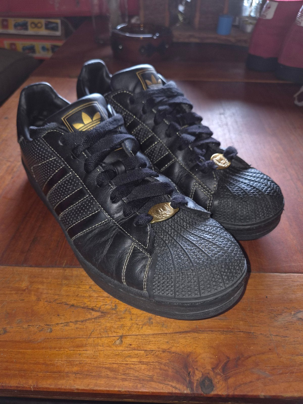 Adidas Superstar sneakers zwart met gouden details., Zwart, Ophalen of Verzenden, Sneakers of Gympen, Adidas