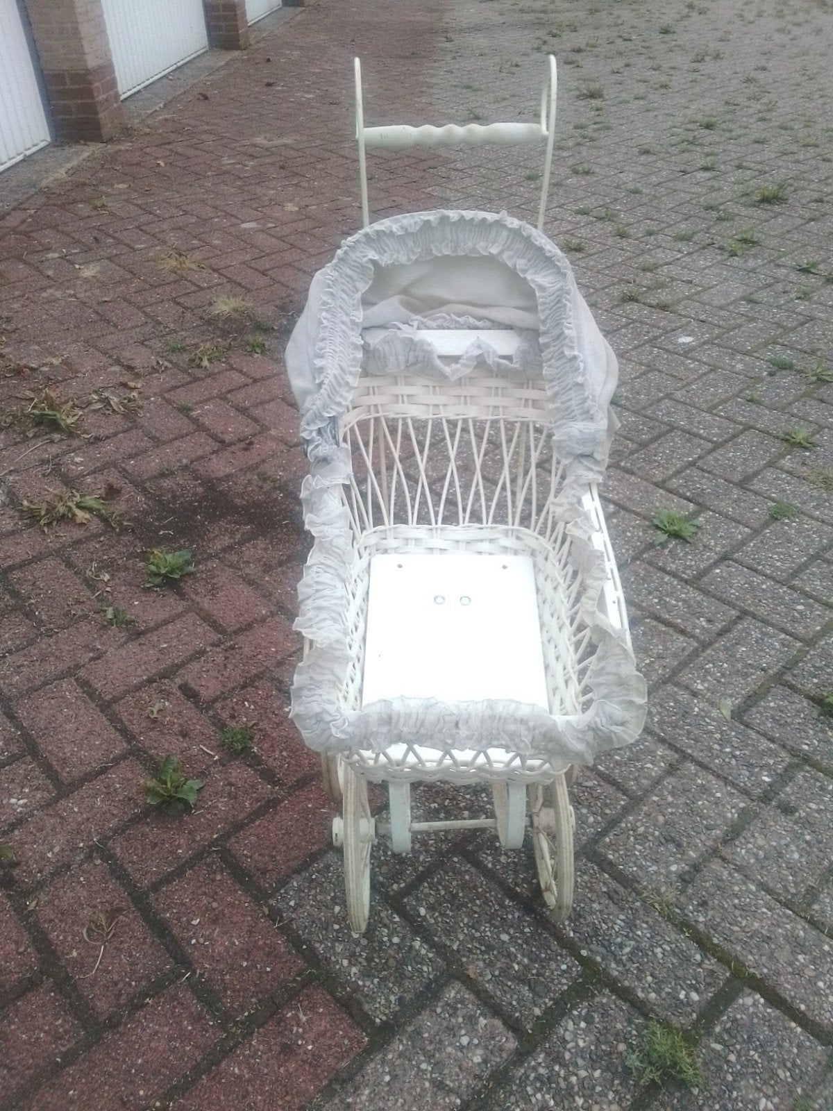 Vintage poppenwagen - wit riet, Ophalen, Gebruikt, Babypop