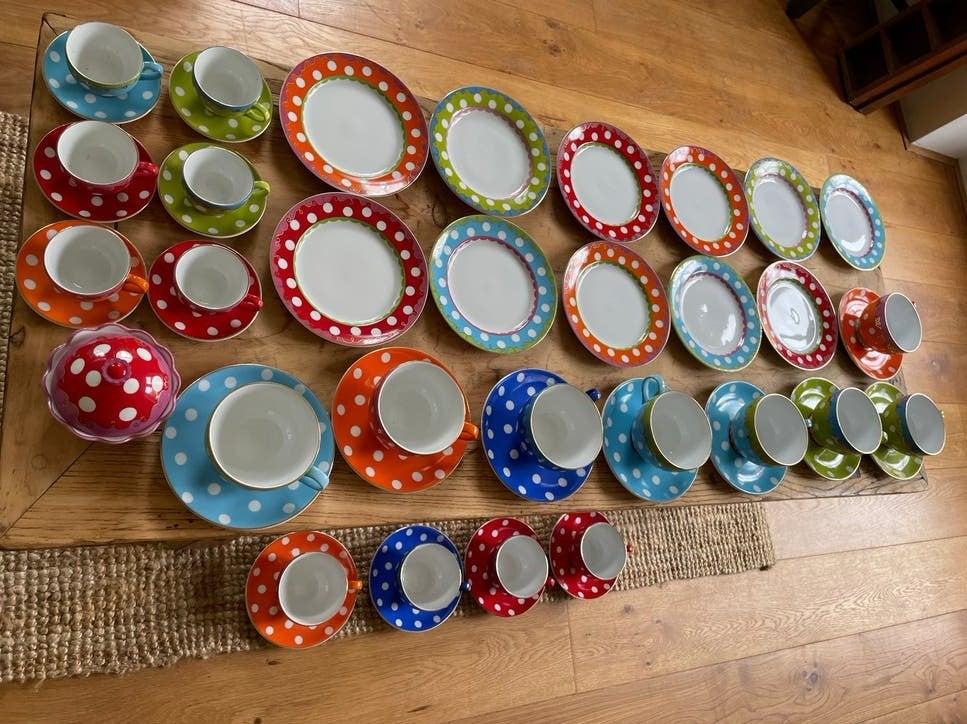 Oilily stippen servies - Compleet set met borden en kopjes, Ophalen, Overige merken, Keramiek, Zo goed als nieuw