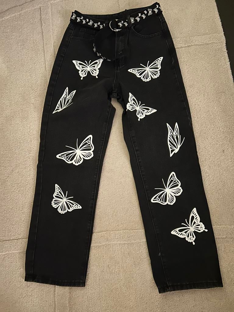 Zwarte spijkerbroek met vlinders en riem XS, Zwart, Ophalen of Verzenden, Zo goed als nieuw, Maat 34 (XS) of kleiner