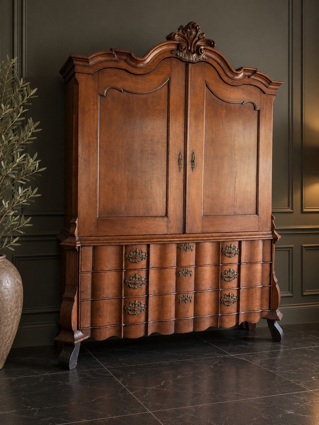 Antieke Hollandse Kast met Ladeblok en Barokke Details, Antiek en Kunst, Antiek | Meubels | Kasten, Ophalen