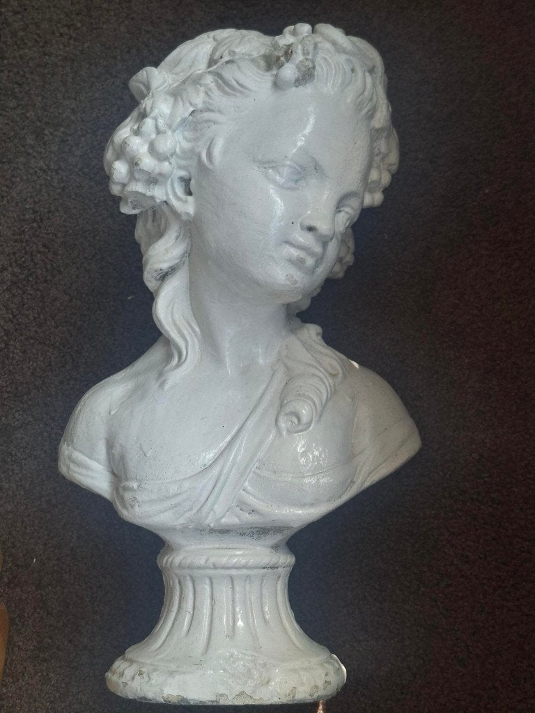 klassiek decoratief borstbeeld vrouw tuinbeeld beeld meisje, Tuin en Terras, Ophalen of Verzenden, Gebruikt, Beton, Mensenbeeld