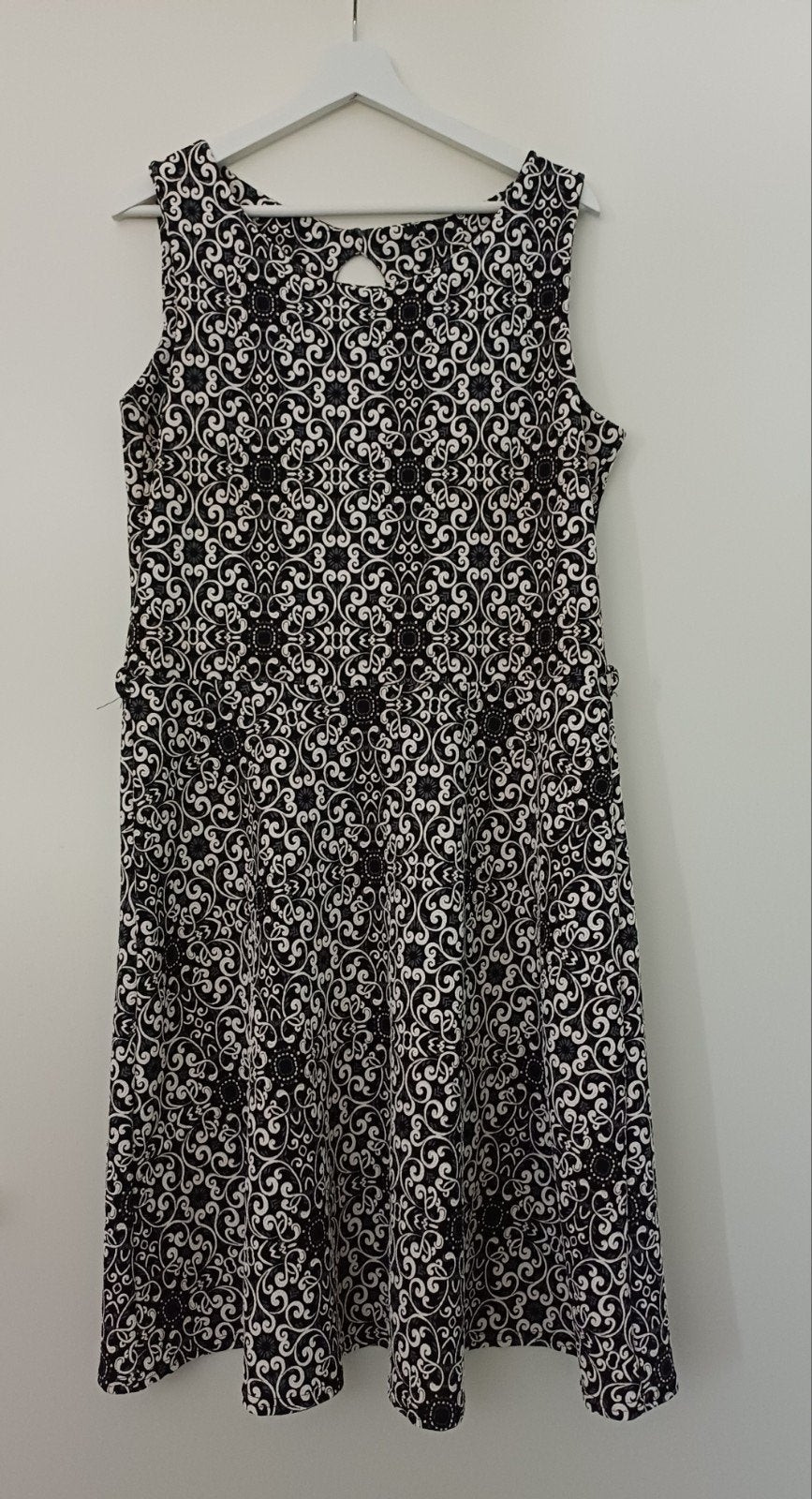 Paprika Jurk Maat 44 - Dikkere Stof, Zwart/Wit Patroon, Kleding | Dames, Jurken, Zwart, Maat 42/44 (L), Ophalen of Verzenden, Zo goed als nieuw