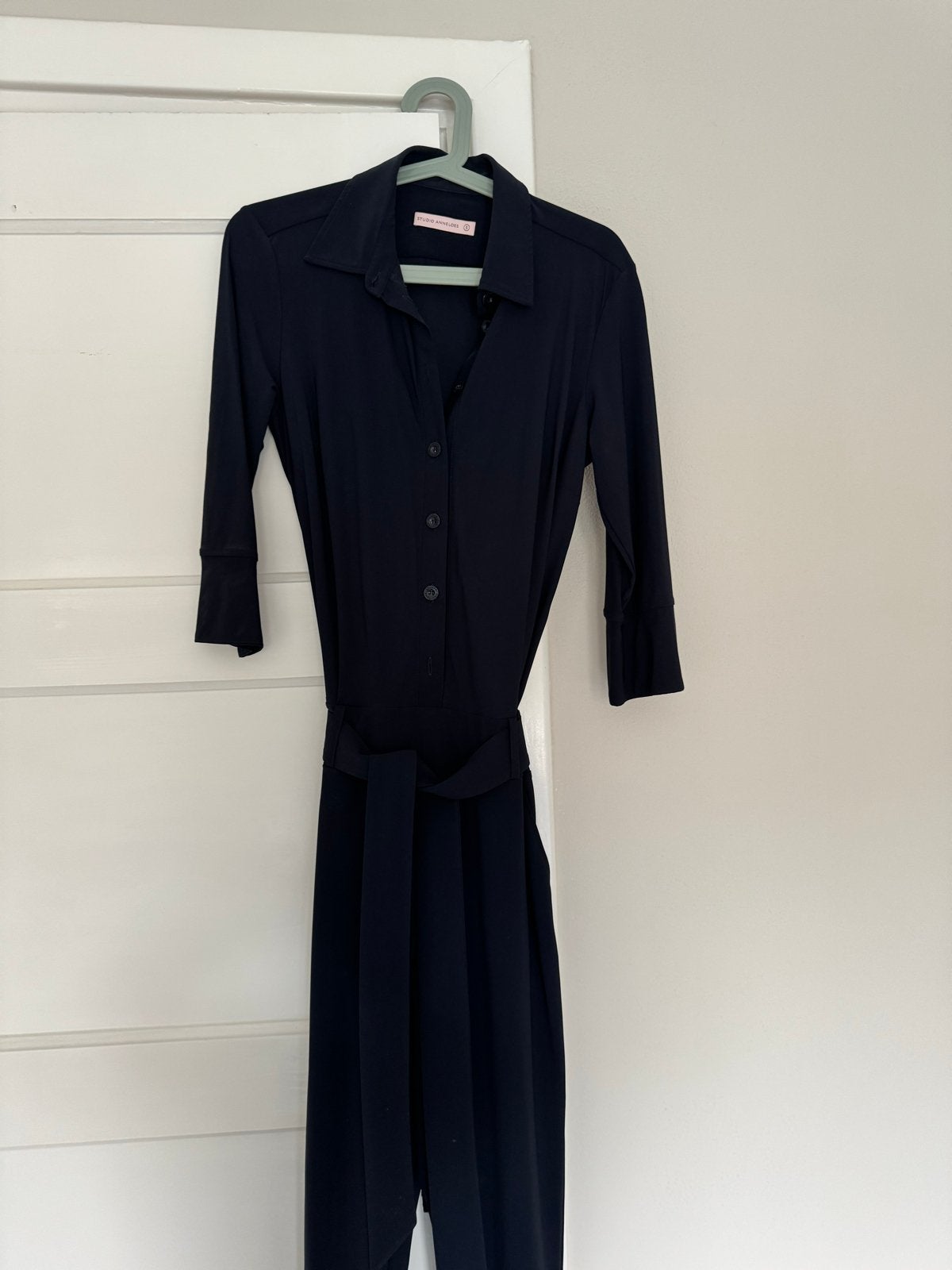 Donkerblauwe jumpsuit met ceintuur van Studio Anneloes, Ophalen of Verzenden, Zo goed als nieuw, Maat 36 (S), Blauw