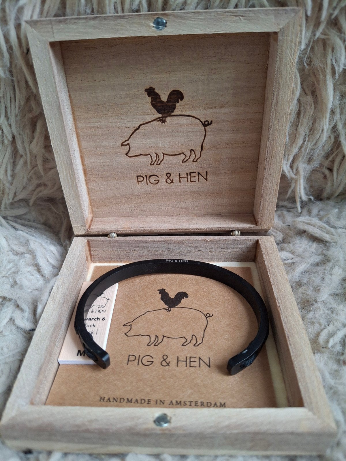 Pig & Hen Navarch 6 Black Armband - Maat M, Sieraden, Tassen en Uiterlijk, Armbanden, Ophalen of Verzenden, Zo goed als nieuw