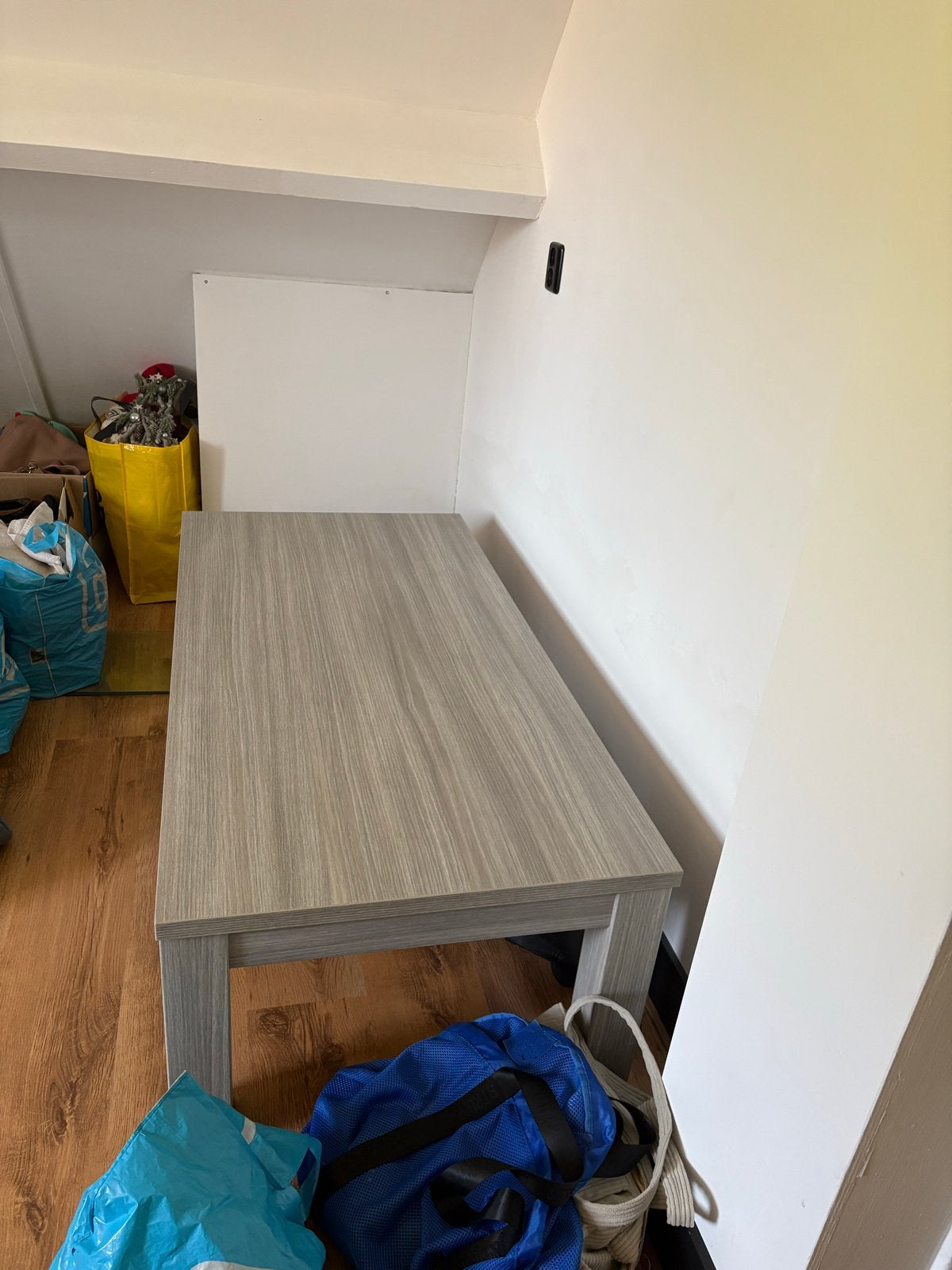 Eenvoudige houten salon tafel, lichtgrijs,, Gebruikt, 100 tot 150 cm, Vier personen, Rechthoekig