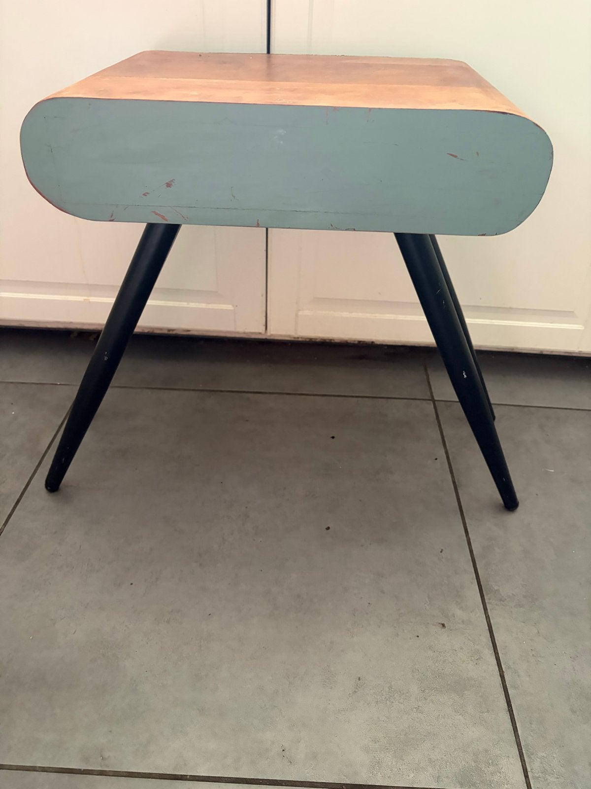 Vintage bijzettafel, houten blad met metalen poten, 50 – 75, Minder dan 50 cm, Gebruikt, 50 tot 100 cm