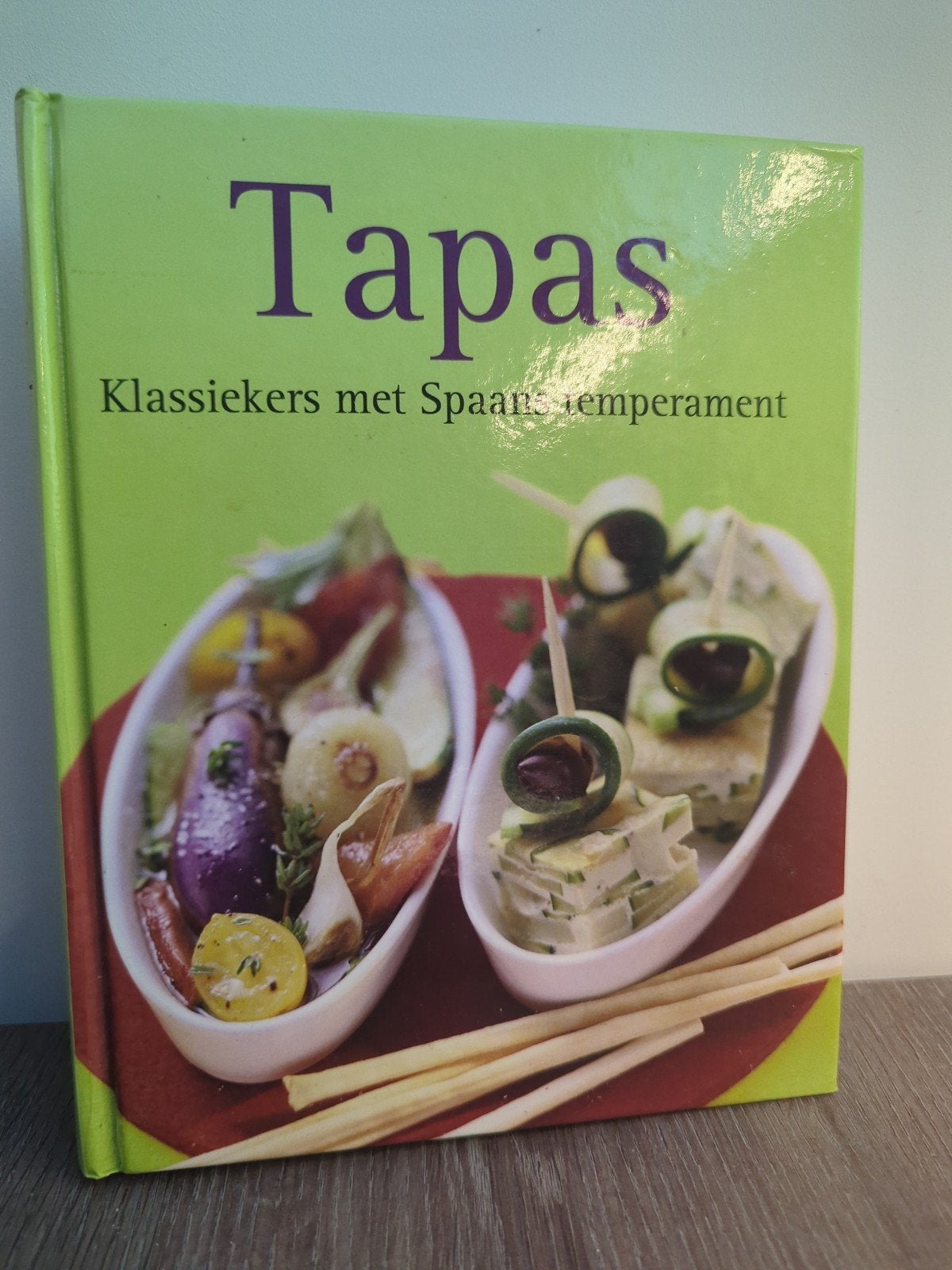 Tapas: Klassiekers met Spaans temperament kookboek, Ophalen of Verzenden, Zo goed als nieuw, Spanje, Tapas, Hapjes en Dim Sum