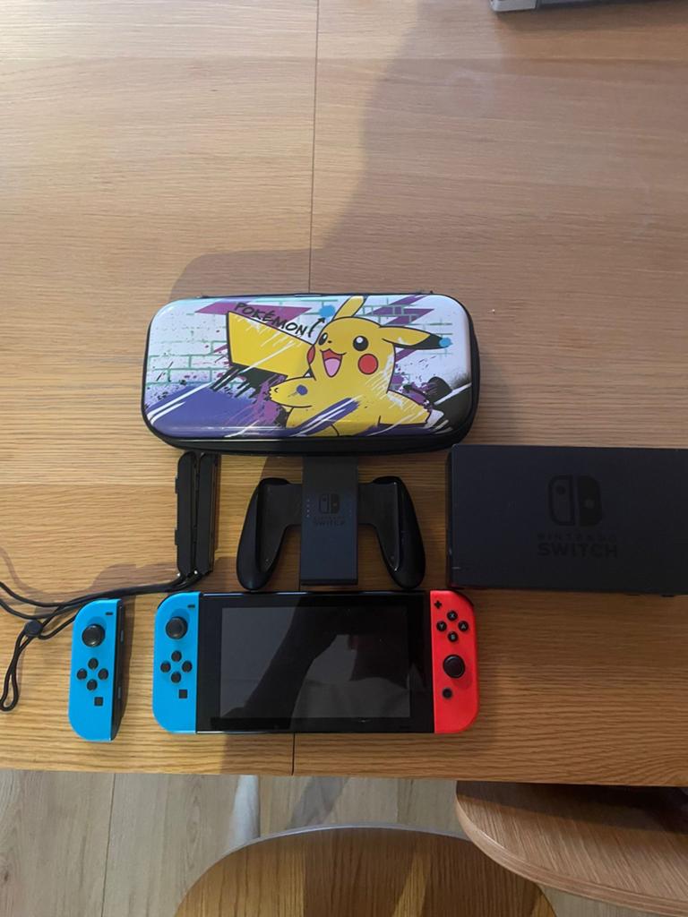 Nintendo Switch met accessoires en Pikachu hoes, Ophalen of Verzenden, Zo goed als nieuw, Met 2 controllers, Switch Original