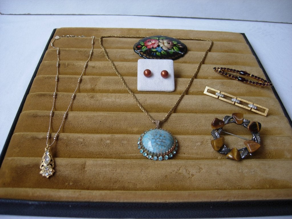 LOT VERSCHILLENDE SIERADEN., Verzenden, Overige materialen, Overige typen, Met edelsteen