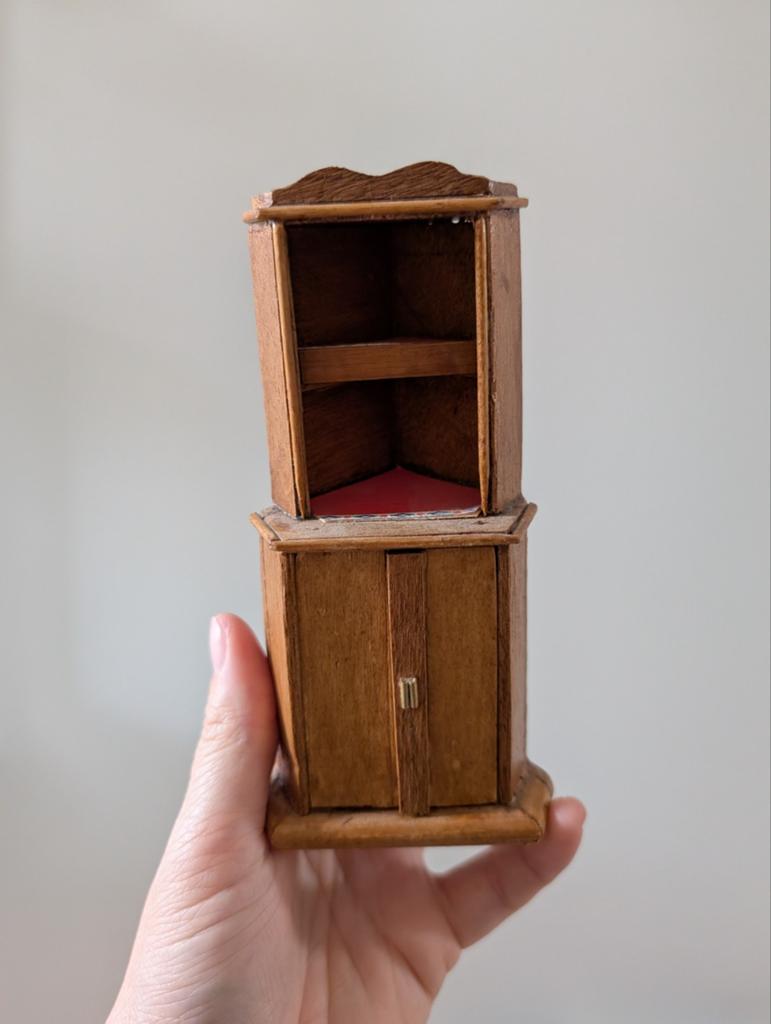 Hoekkastje poppenhuis - Vintage houten miniatuur meubel, Ophalen of Verzenden, Gebruikt, Poppenhuis