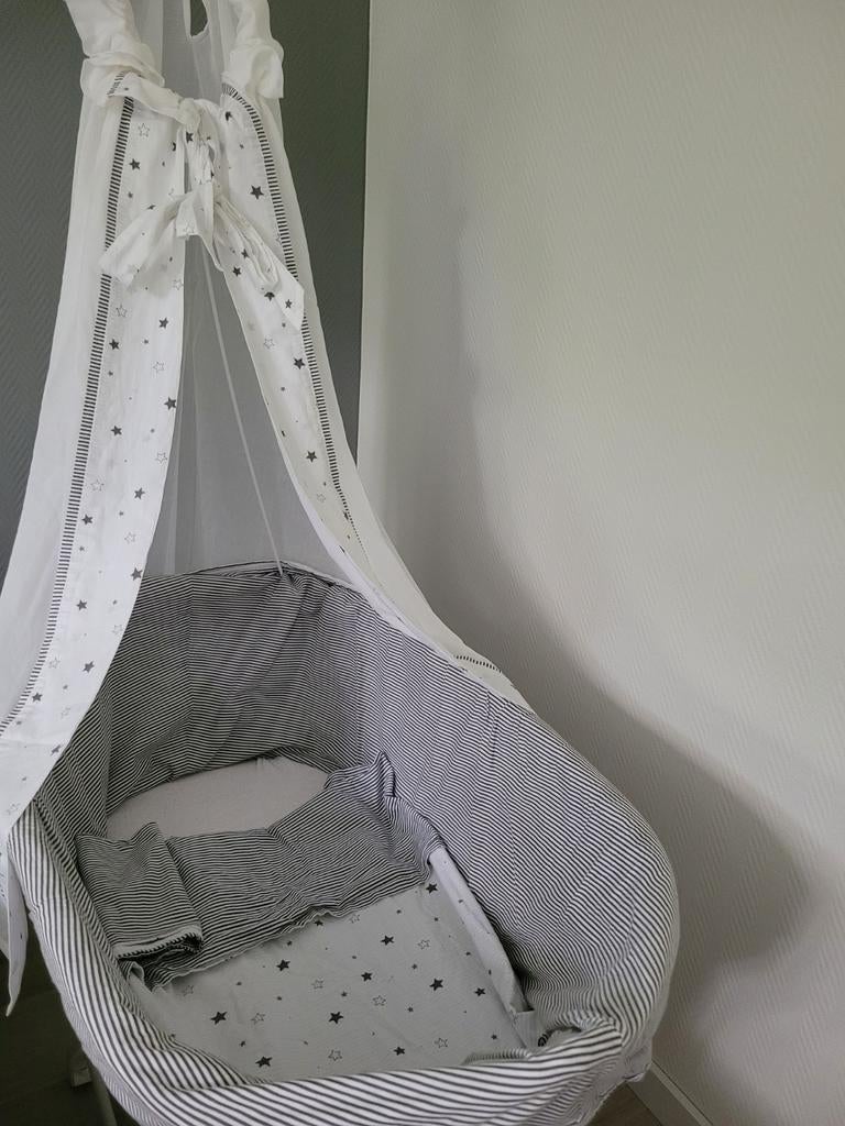 Rotan wieg merk Schardt met wielen. Met hemeltje en laken., Ophalen, Zo goed als nieuw, Wieg