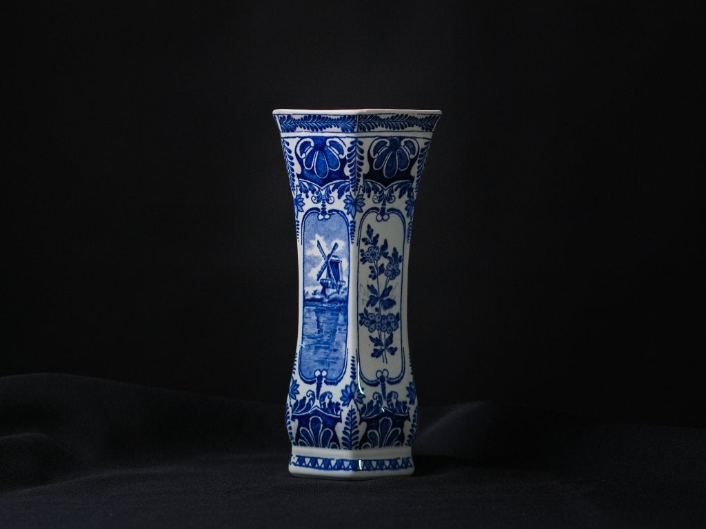 Delfts Blauw trompetvaas – molenlandschap, Huis en Inrichting, Woonaccessoires | Vazen, Blauw, Met deksel, Ophalen of Verzenden
