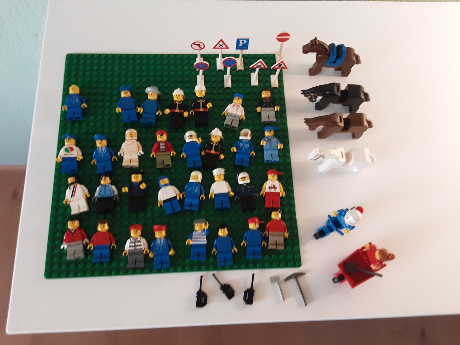 lego poppetjes, paarden en verkeers borden, Ophalen of Verzenden