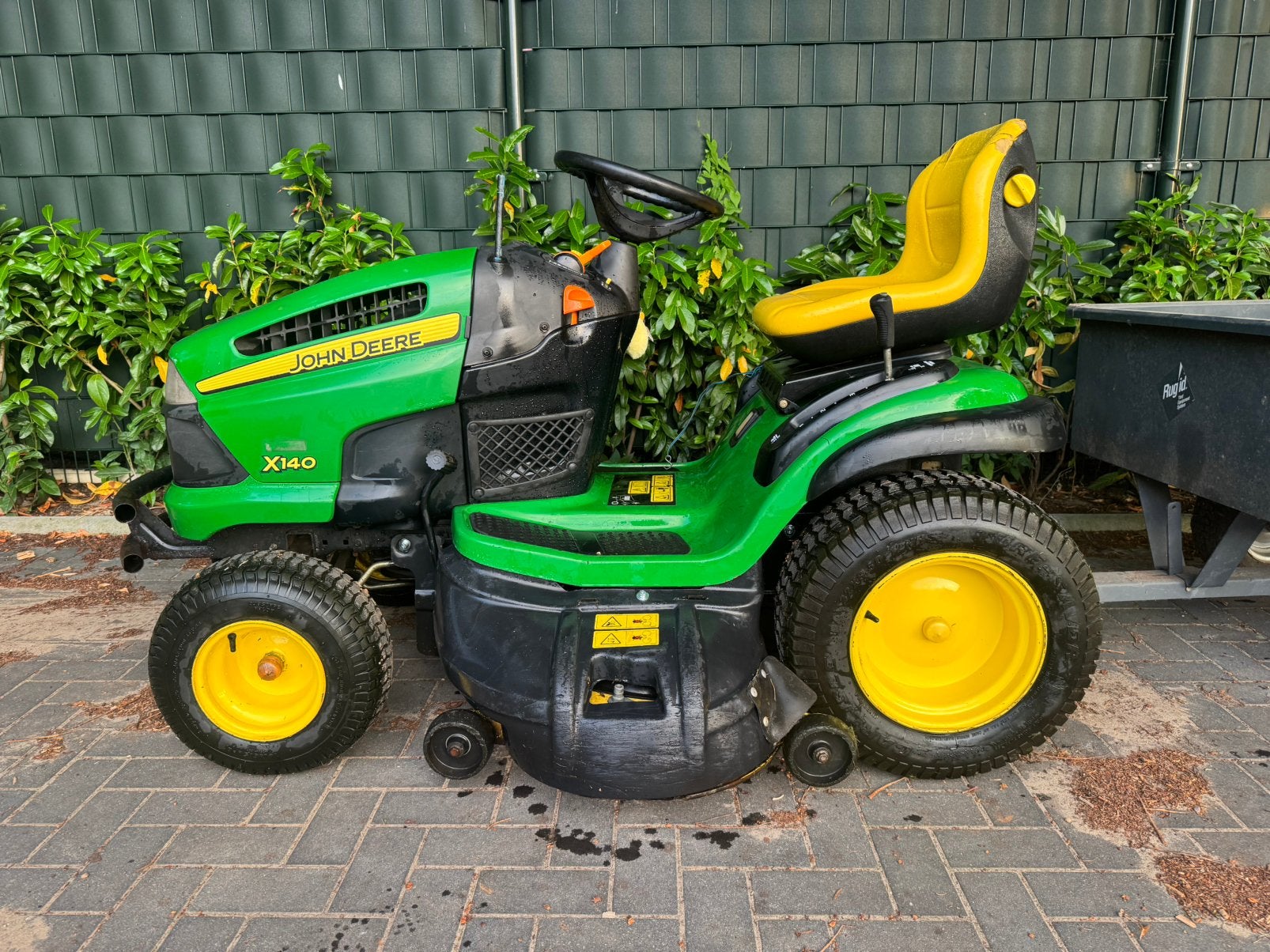 John Deere X140 22PK + Kantelbare Aanhanger & Grasbeluchter, Ophalen, Gebruikt, Mulchfunctie, 90 tot 120 cm
