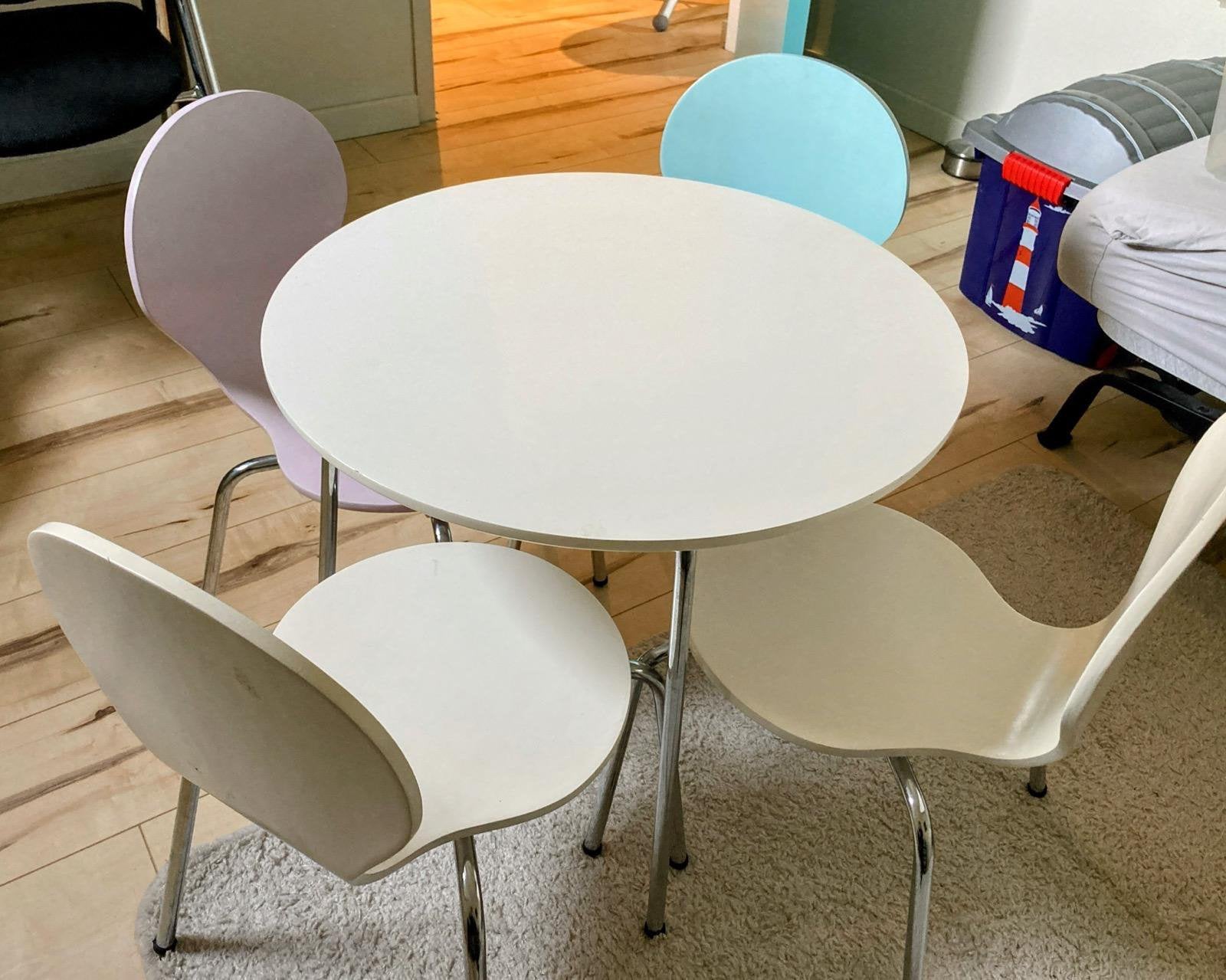Design tafeltje met 4 stoeltjes model naar Arne Jacobsen, Ophalen, Zo goed als nieuw, Tafel(s) en Stoel(en)