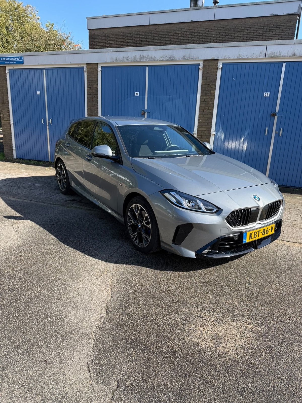 BMW 1-Serie 120 170pk Aut 2024 Grijs, Euro 6, Alcantara, Bedrijf, 19 km/l