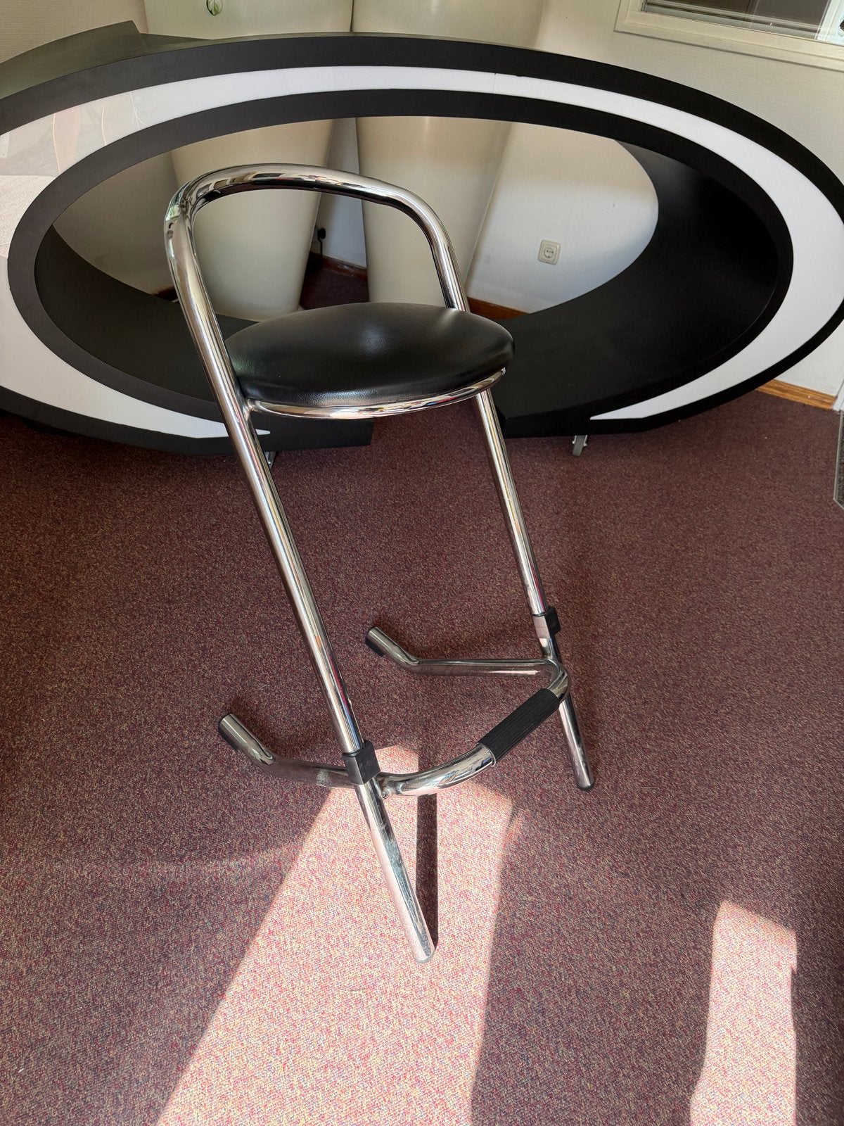 Moderne barkruk met chromen frame en zwart leren zitting, Huis en Inrichting, Gebruikt, Met voetsteun, Leer, Ophalen of Verzenden