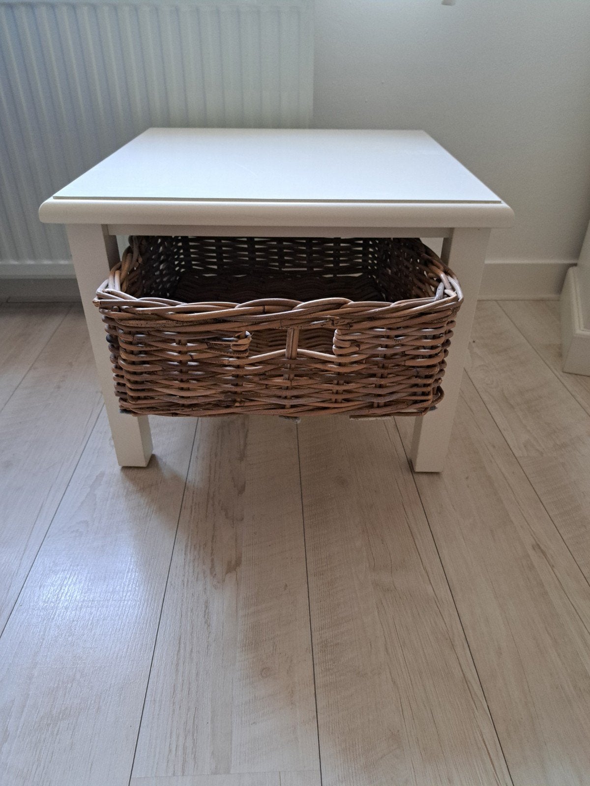 Bijzettafel met rieten mand - landelijk wit, Huis en Inrichting, Ophalen, Minder dan 45 cm, Minder dan 55 cm, Gebruikt