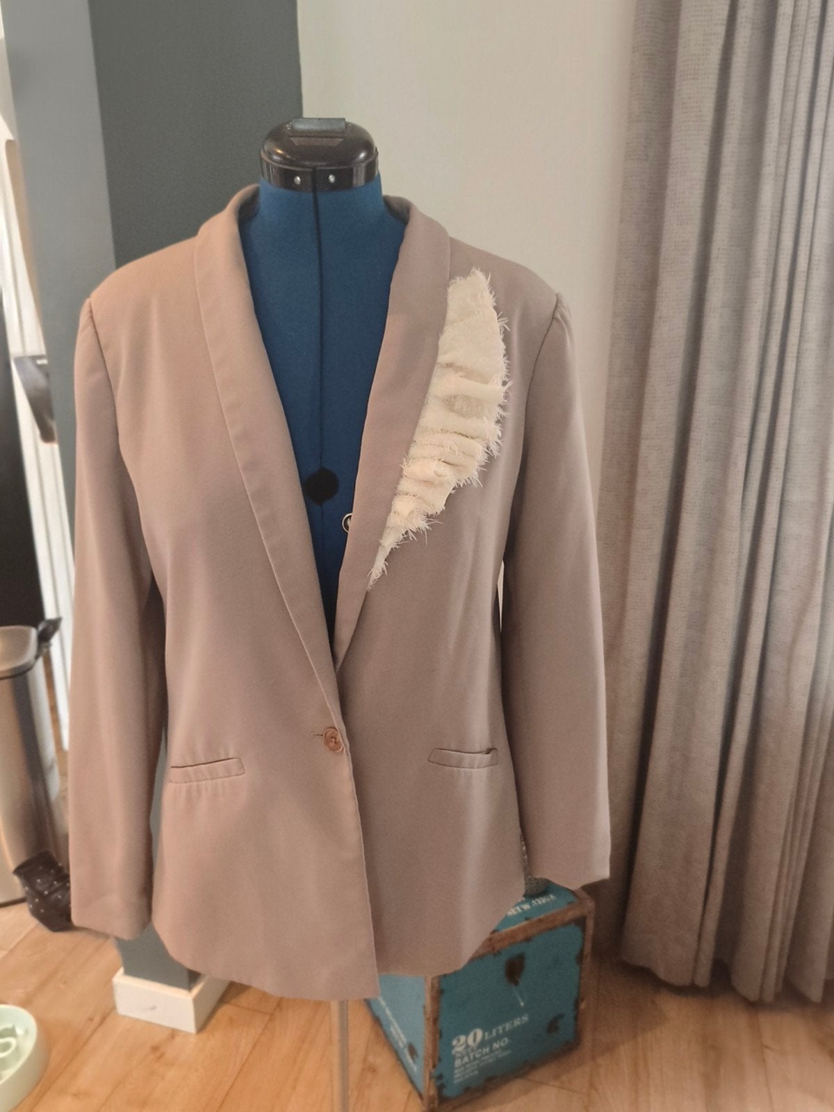 Unieke Upcycled Blazer met Kant en Ruches, Maat 38/40 (M), Beige, Ophalen of Verzenden, Jasje