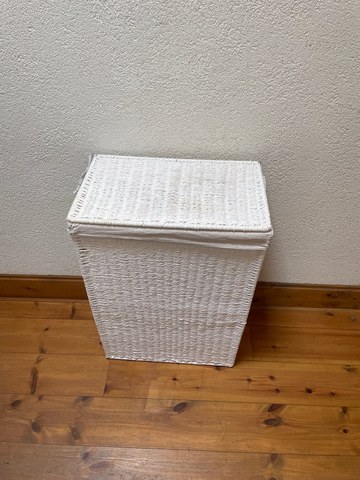 Witte rieten wasmand met deksel en stoffen binnenvoering, Ophalen, Gebruikt, Landelijk, Natuurlijk materiaal
