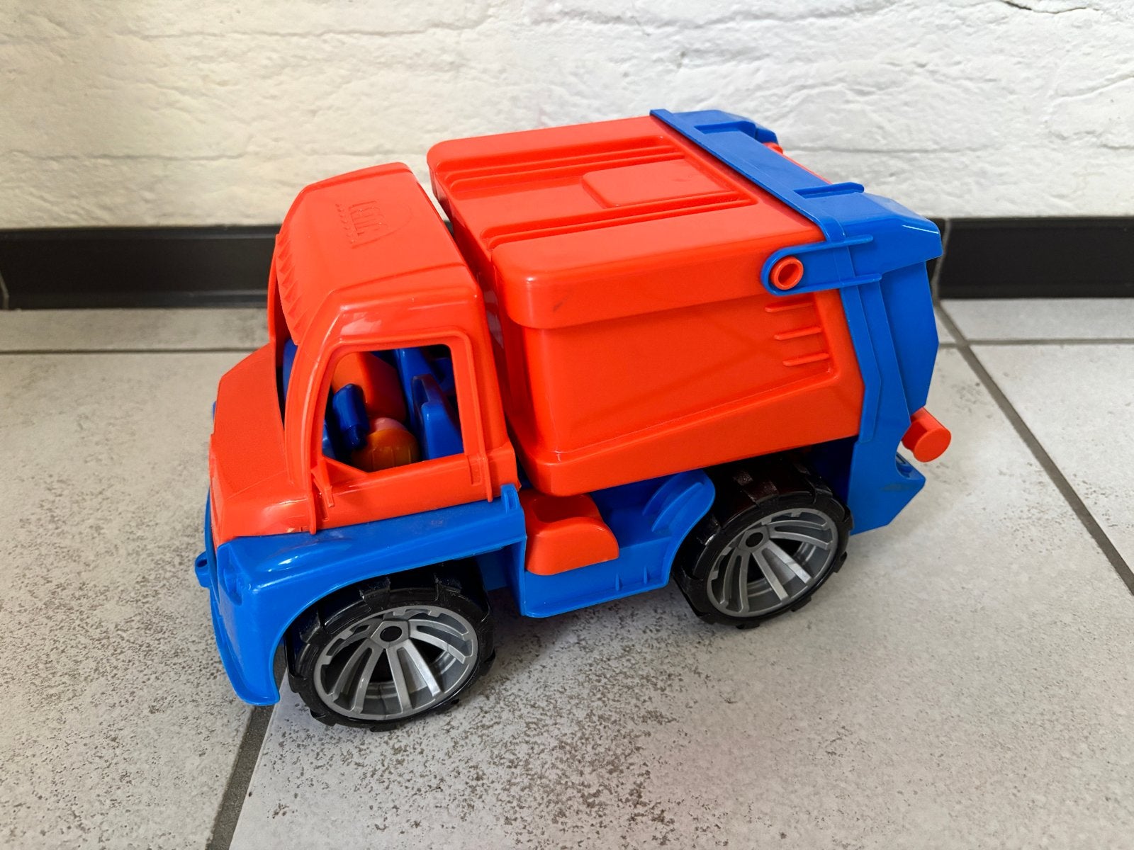 Speelgoedvoertuig Lena:Vuilniswagen en Tractor met Aanhanger, Ophalen, Zo goed als nieuw