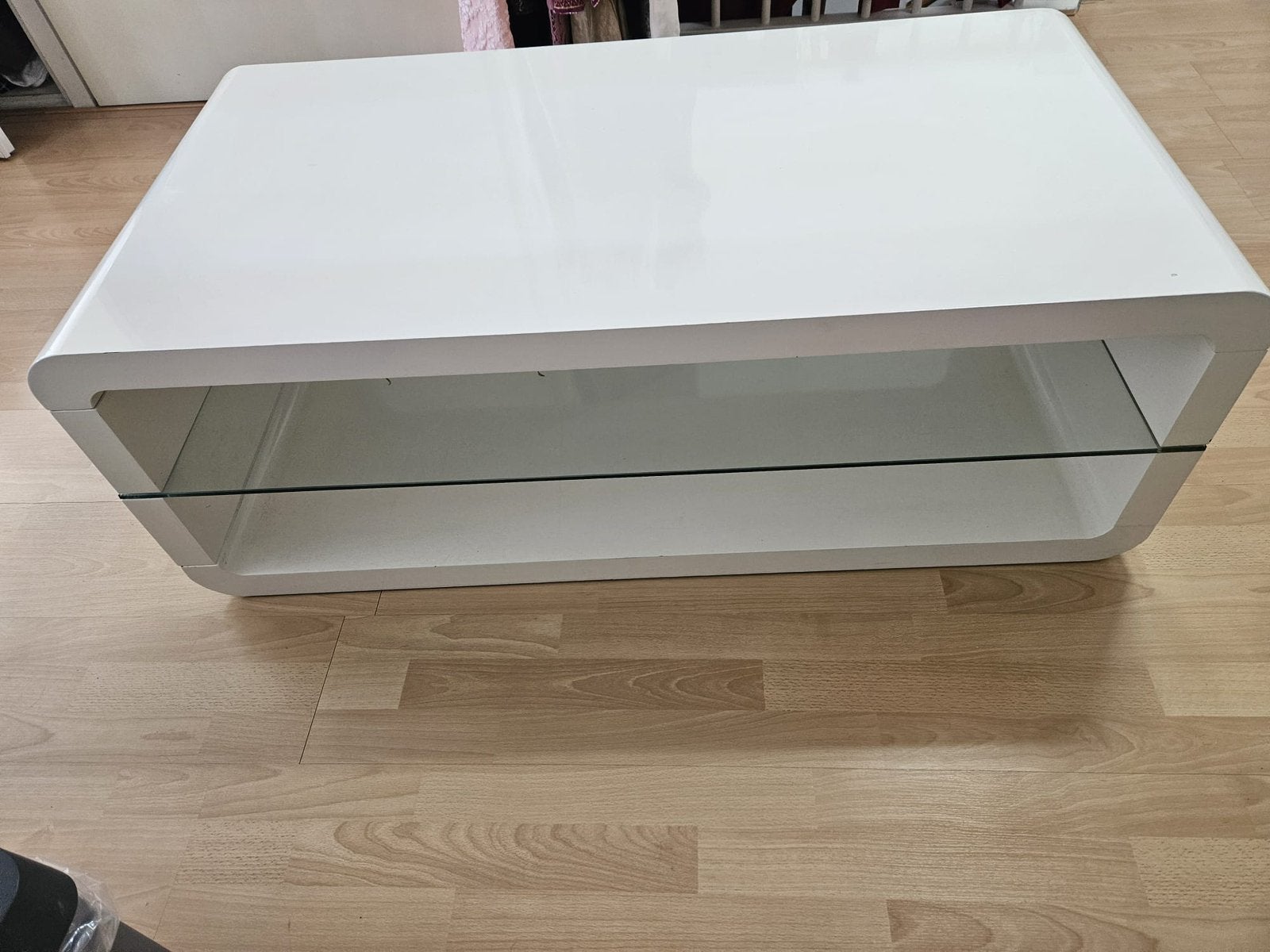 Te koop: Witte hoogglans salontafel met glazen middenstuk, Huis en Inrichting, Ophalen, Gebruikt, 100 tot 150 cm, 50 tot 100 cm