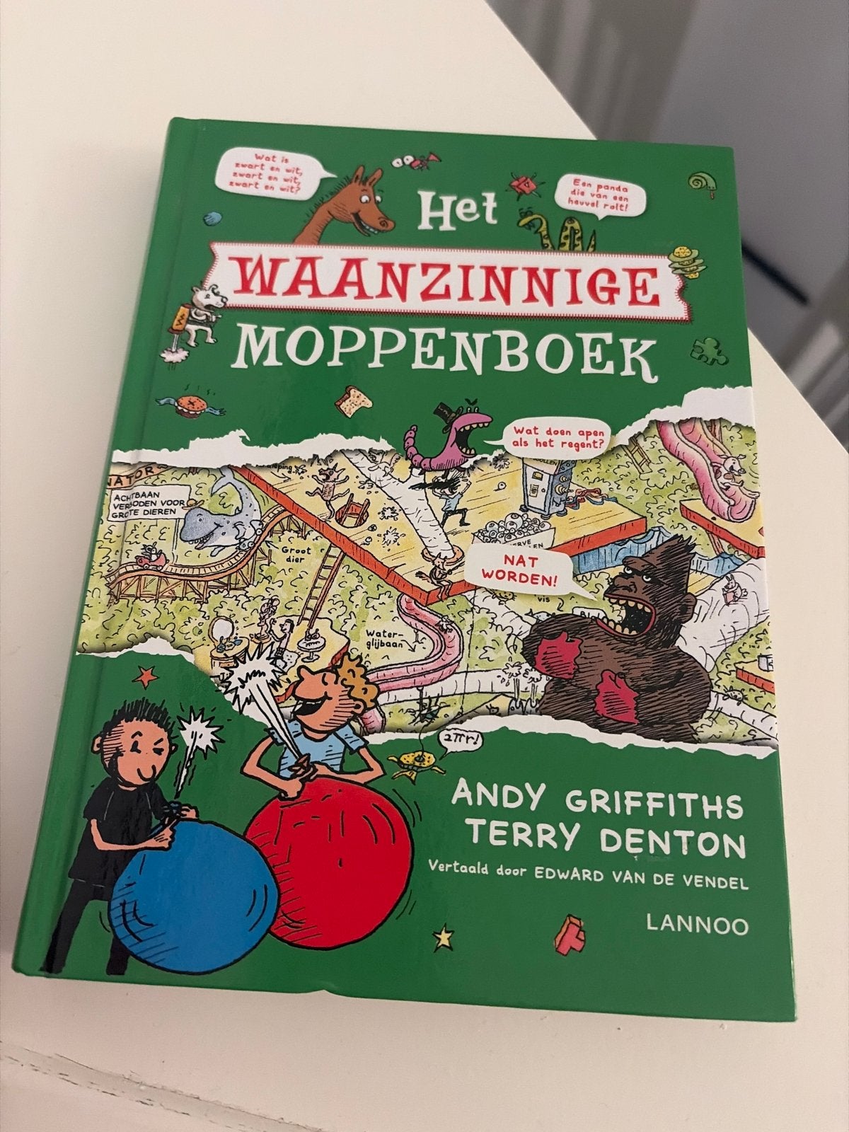 Het Waanzinnige Moppenboek - Andy Griffiths & Terry Denton, Ophalen of Verzenden, Zo goed als nieuw, Moppen
