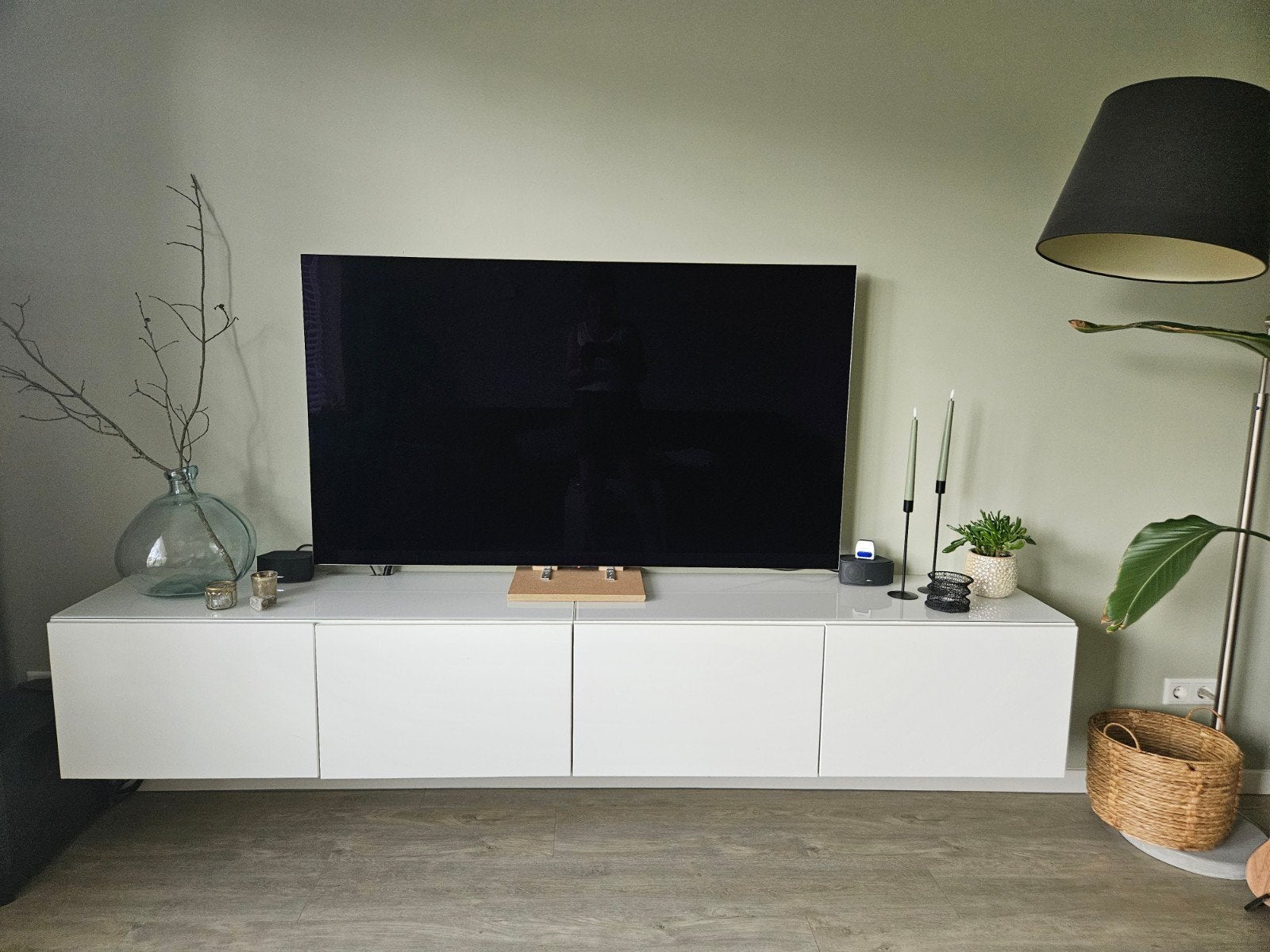 IKEA Besta TV-meubel met glazen plaat, Ophalen, 150 tot 200 cm, Zo goed als nieuw, Minder dan 100 cm