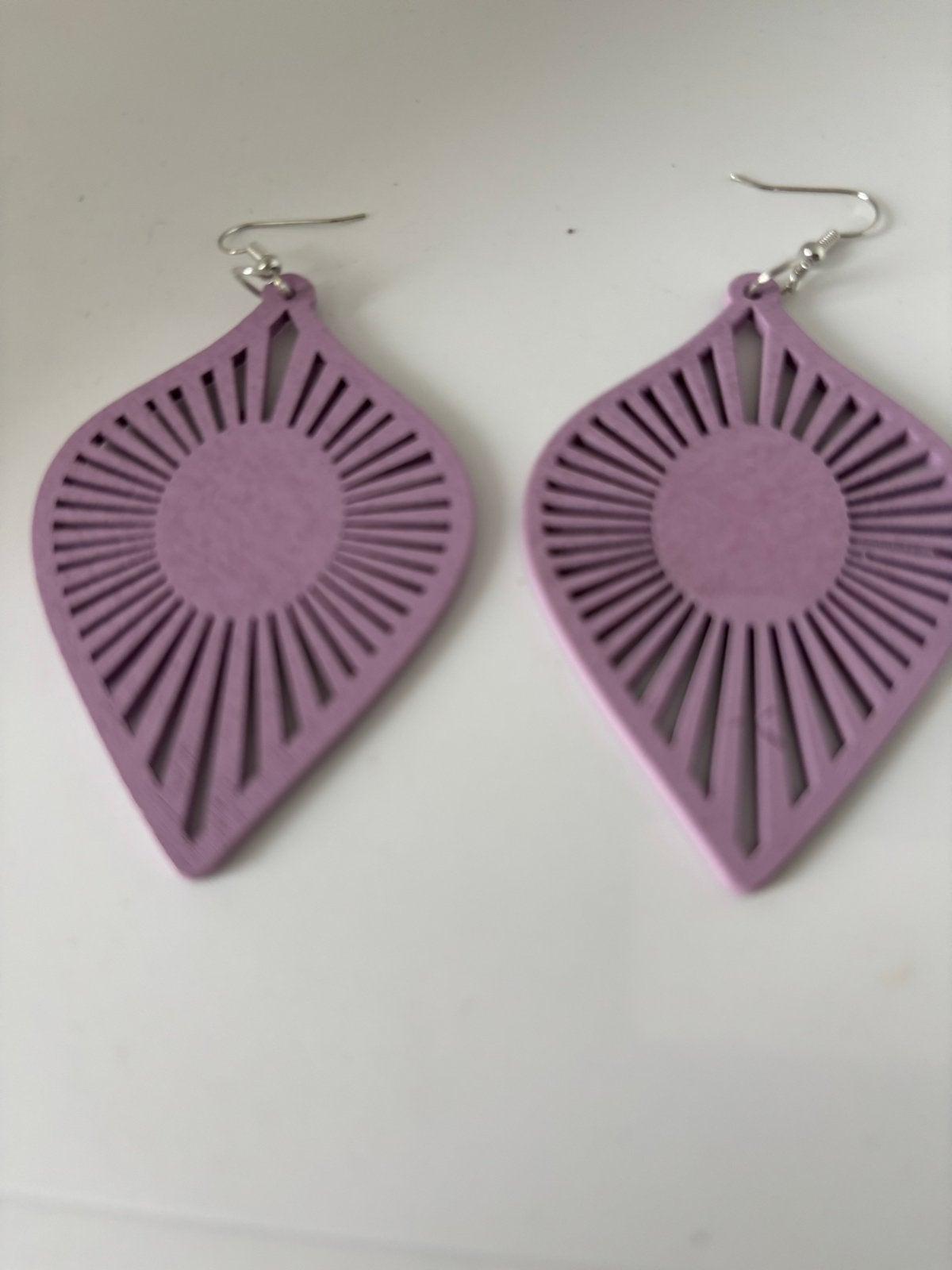 Nieuwe Paarse Houten Oorbellen - Lichtgewicht & Stijlvol, Overige materialen, Hangers, Verzenden, Paars