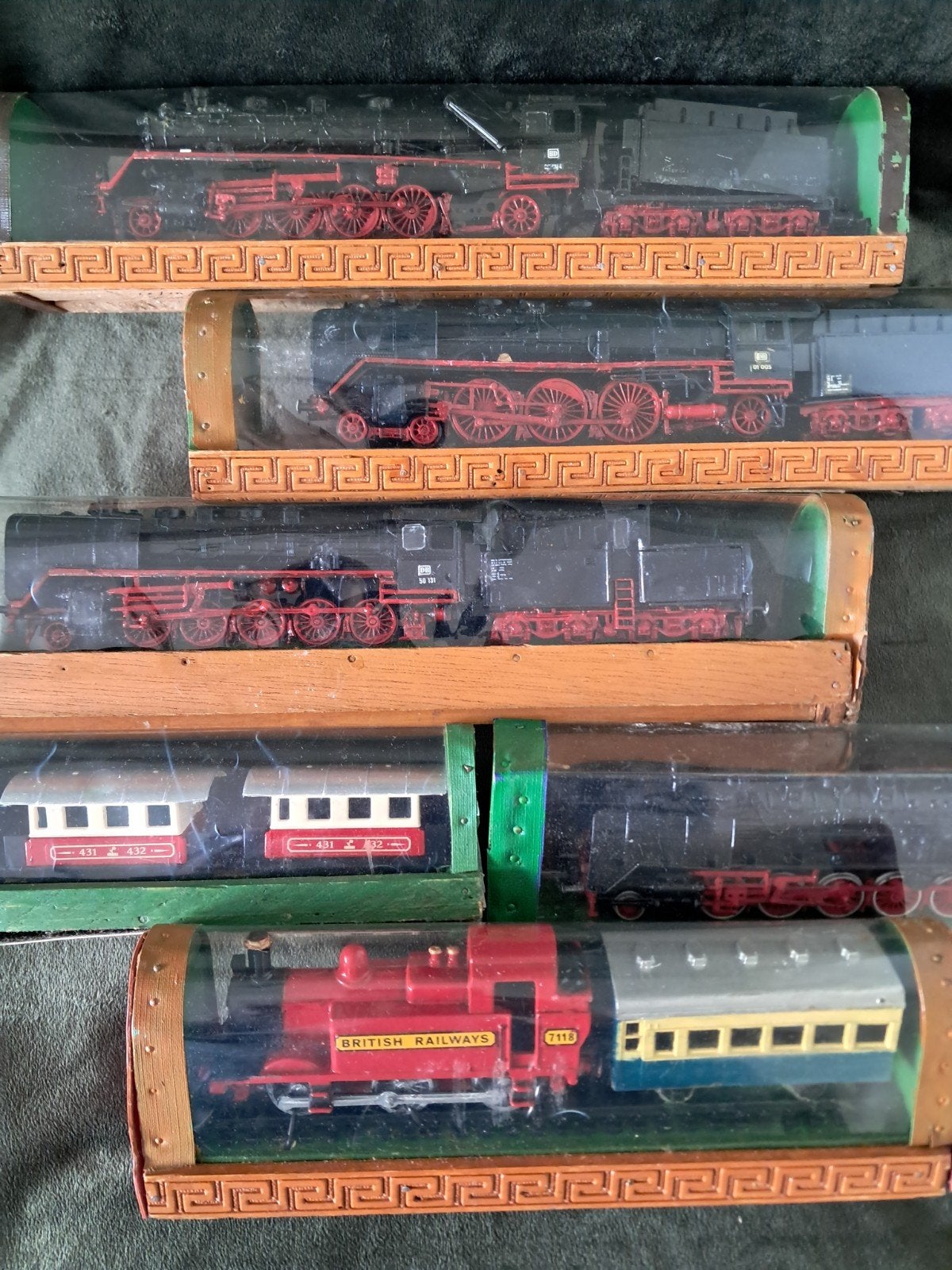 Zes speelgoed trainen met locomotief in bijhorende doos, Overige merken, Ophalen of Verzenden, Zo goed als nieuw, Gelijkstroom