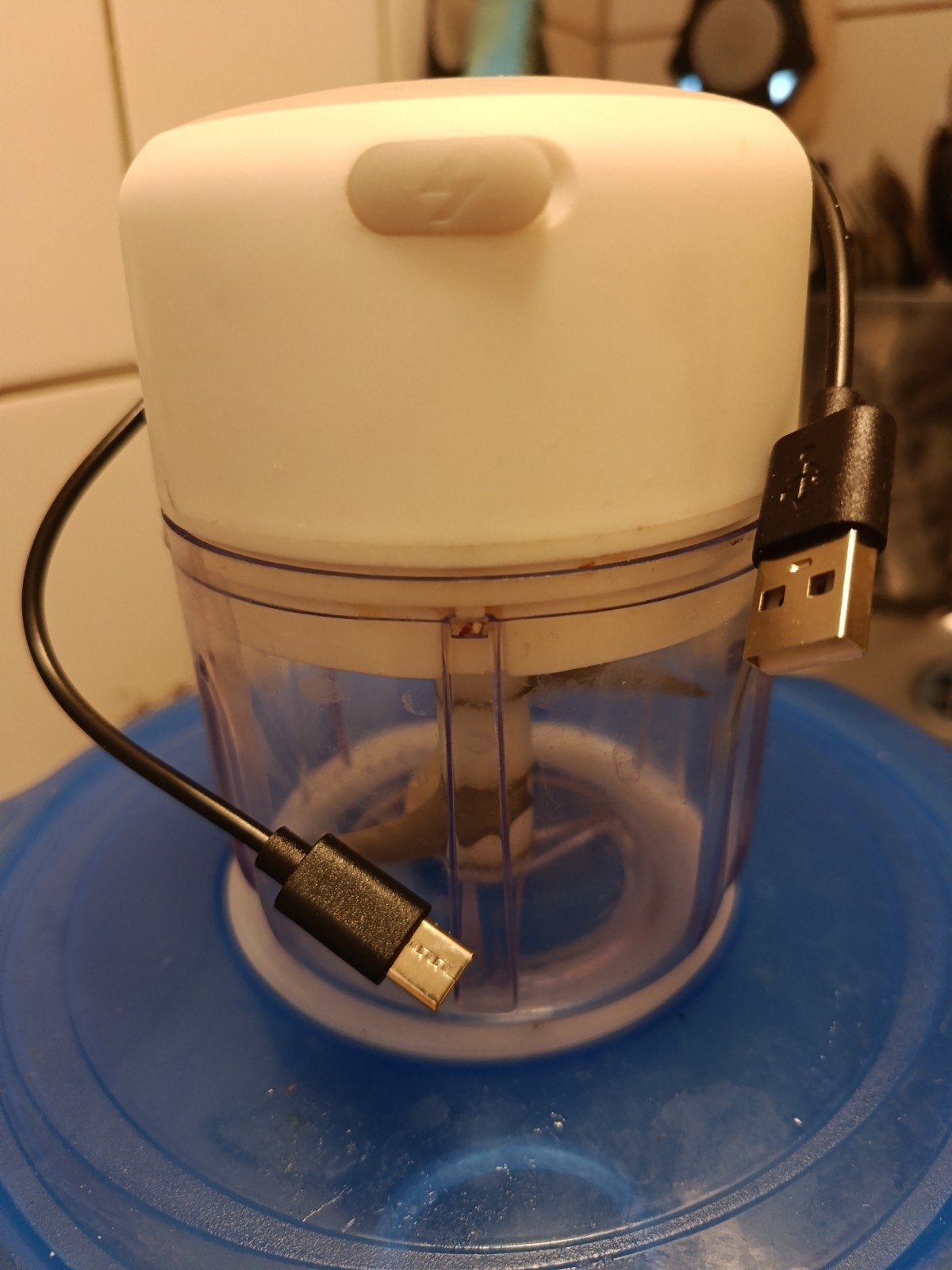 Compacte mini-hakmolen met USB-C oplaadfunctie, Minder dan 1 liter, Ophalen, Zo goed als nieuw, 1 snelheid
