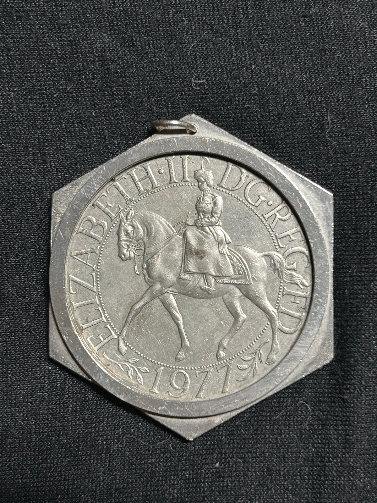 Brits herdenkingsmuntstuk 25 Pence 1977 - Hanger, Ophalen of Verzenden, Overige materialen, Buitenland
