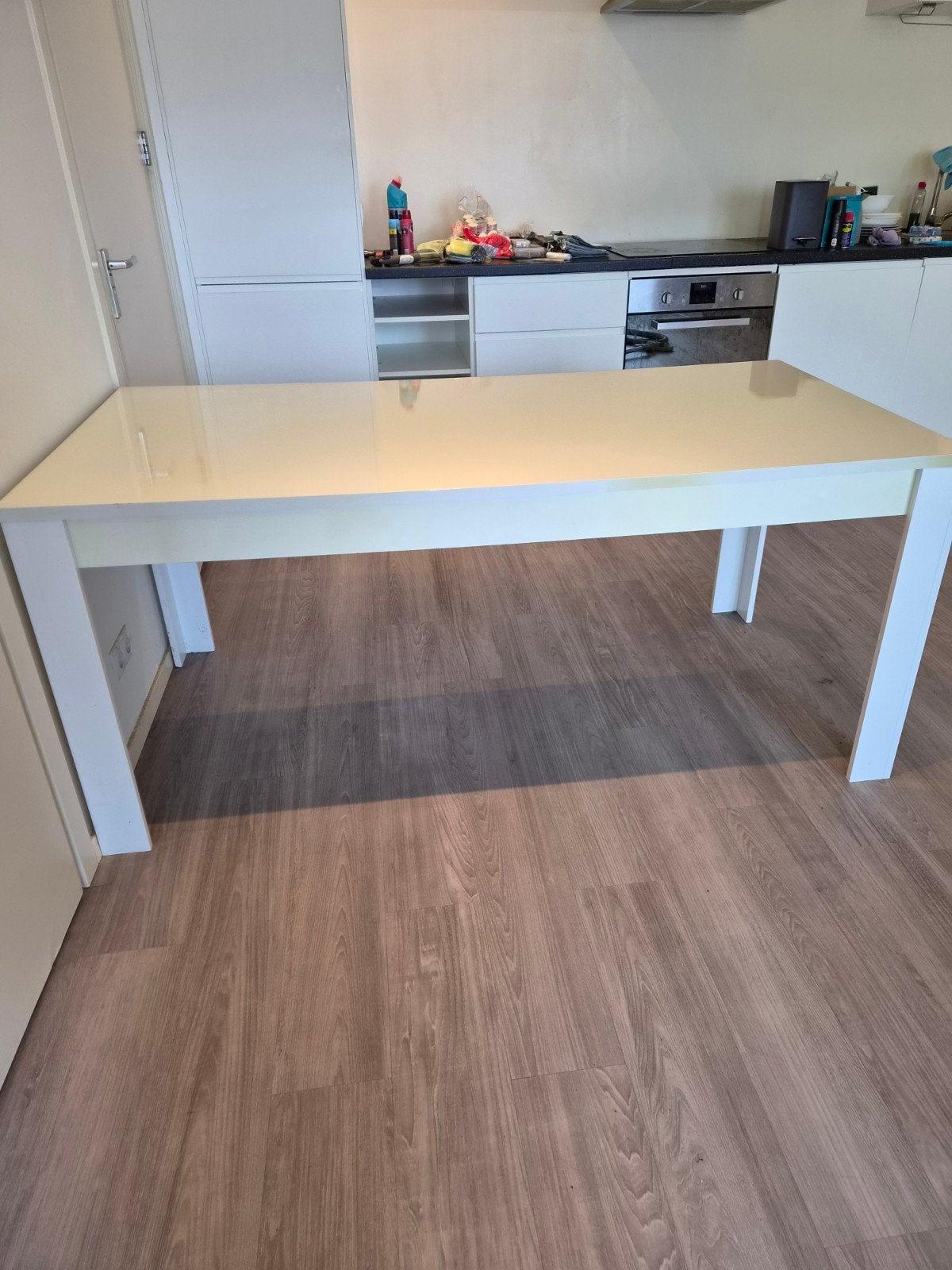 Witte eettafel met glanzend blad, Huis en Inrichting, Ophalen, Overige materialen, Gebruikt, Modern, Strak