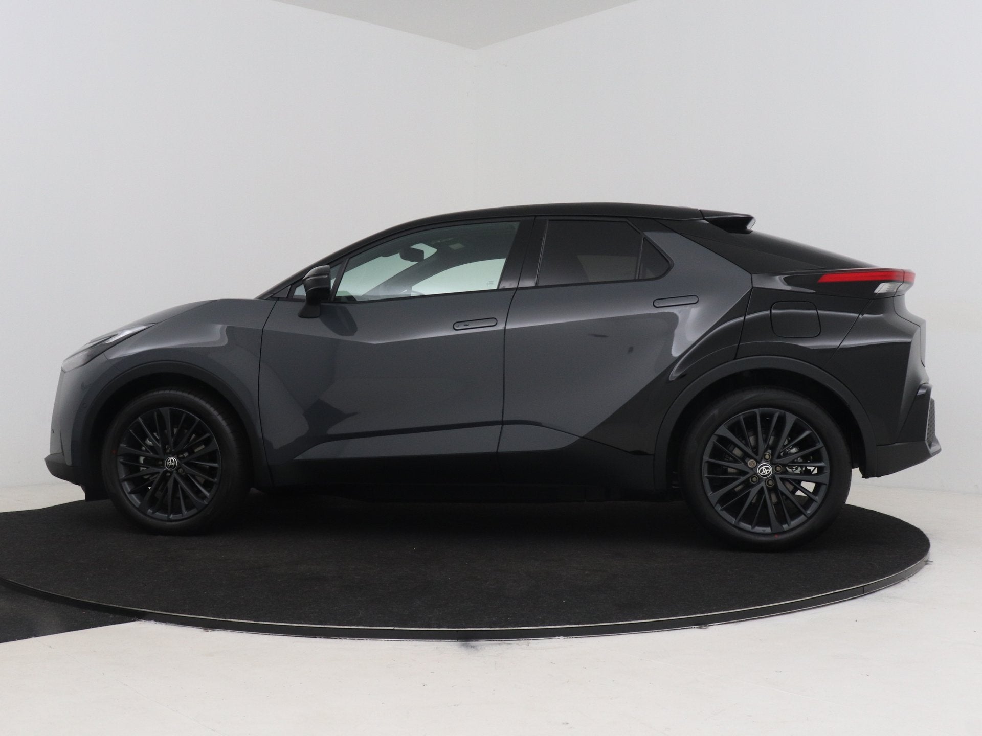 Toyota C-HR 2.0 Plug-in Hybrid 220 Premium (bj 2026), Auto's, 12 maanden, Zwart, 4 cilinders, 1650 kg