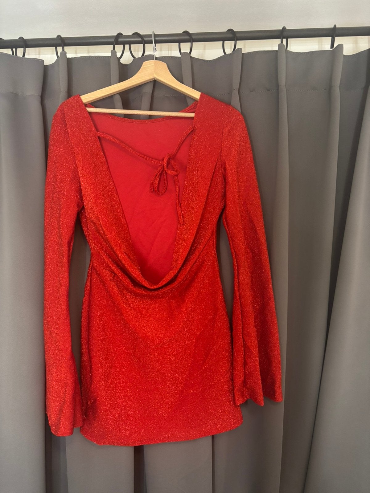 Backless rode glitter jurk, Kleding | Dames, Jurken, Nieuw, Ophalen of Verzenden, Maat 36 (S), Boven de knie